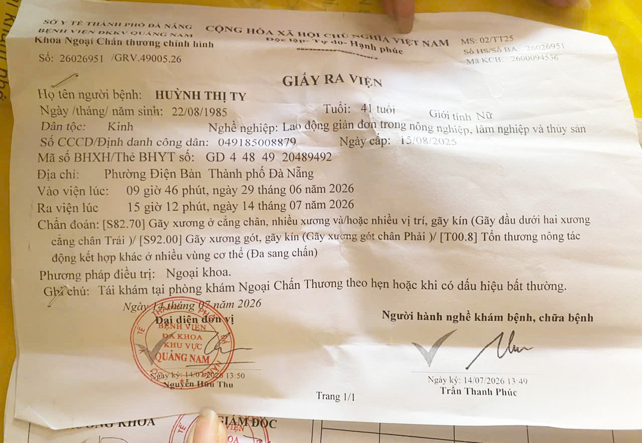 Phụ hồ nuôi 3 con ăn học, mẹ bị trượt chân té gãy cả đôi chân - Ảnh 3.