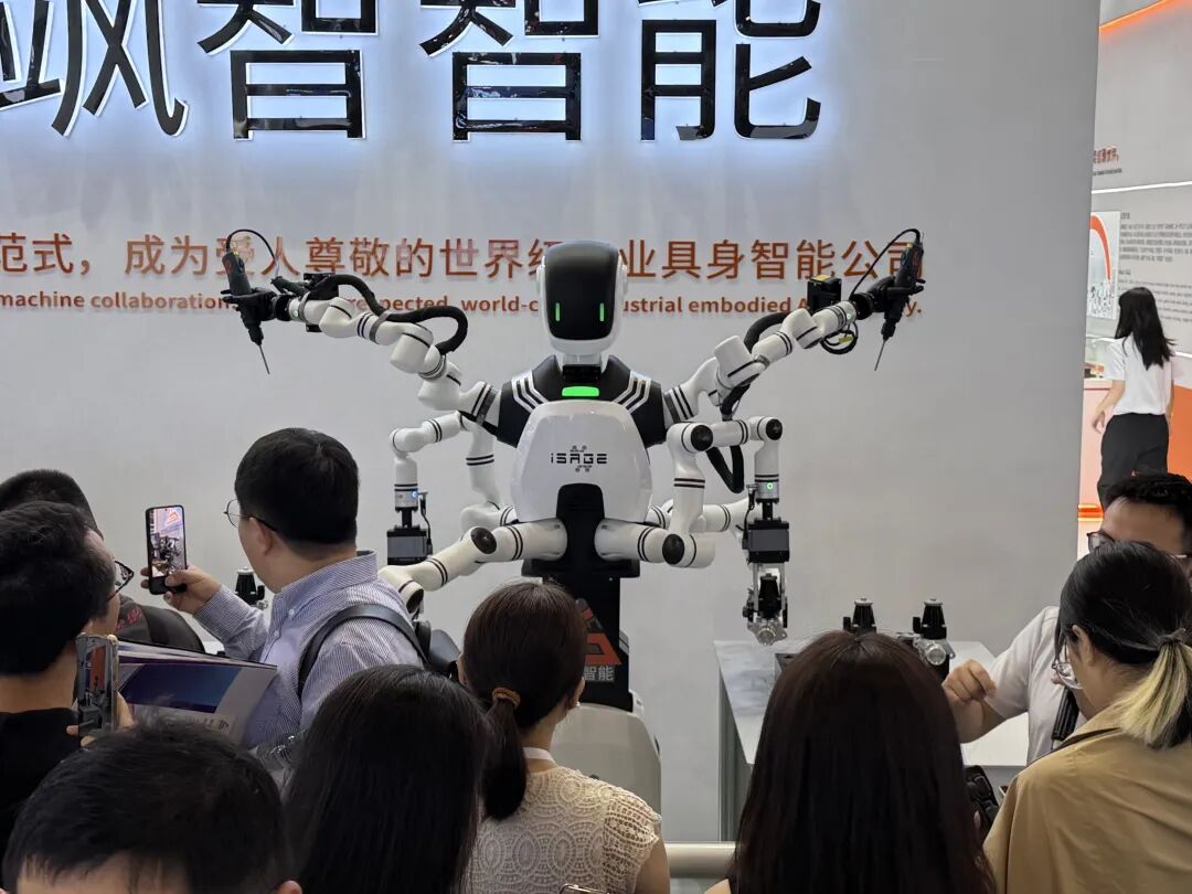 Robot sáu tay, leo vách bắt đầu làm việc thật tại Trung Quốc - Ảnh 2.
