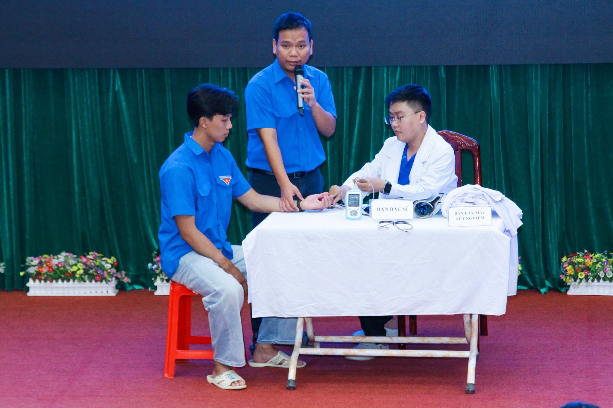 100 Bạn trẻ trải nghiệm chăm sóc sức khỏe qua chương trình ' Một ngày làm nhân viên y tế ' - Ảnh 2.