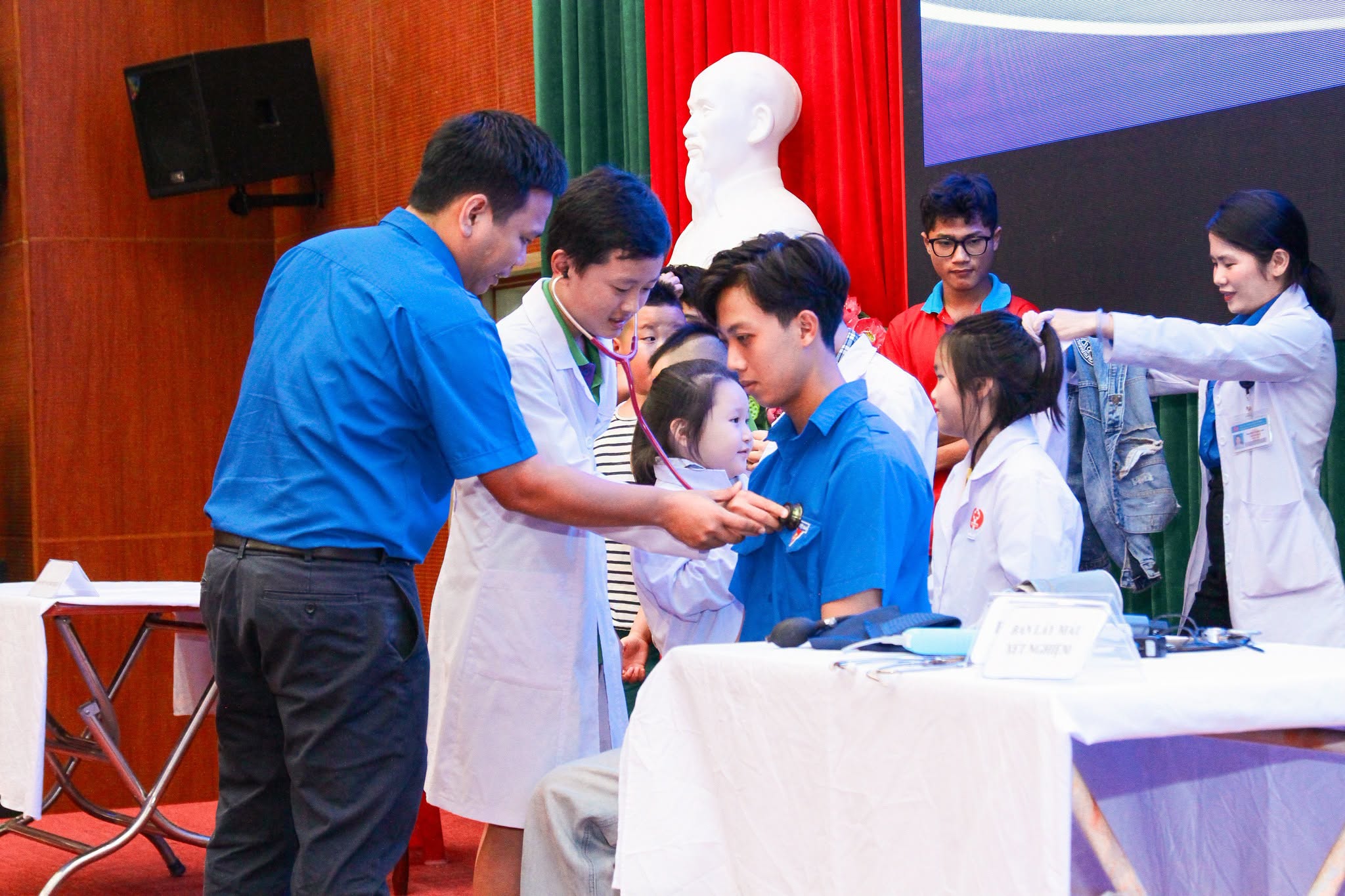 100 Bạn trẻ trải nghiệm chăm sóc sức khỏe qua chương trình ' Một ngày làm nhân viên y tế ' - Ảnh 1.