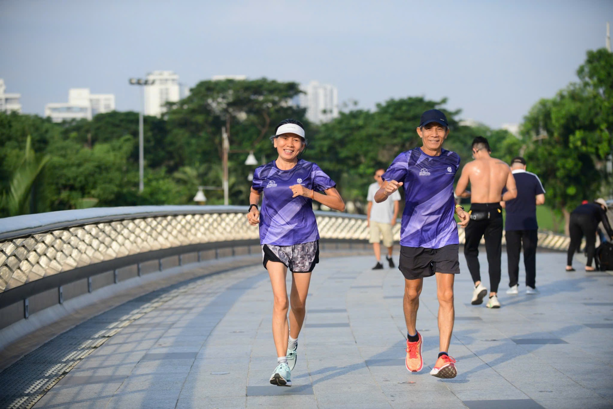 Tranh luận về tuổi 40 đang lo ‘cơm áo gạo tiền’, sao đã nghĩ đến ‘chuẩn bị tuổi già’? - Ảnh 2.