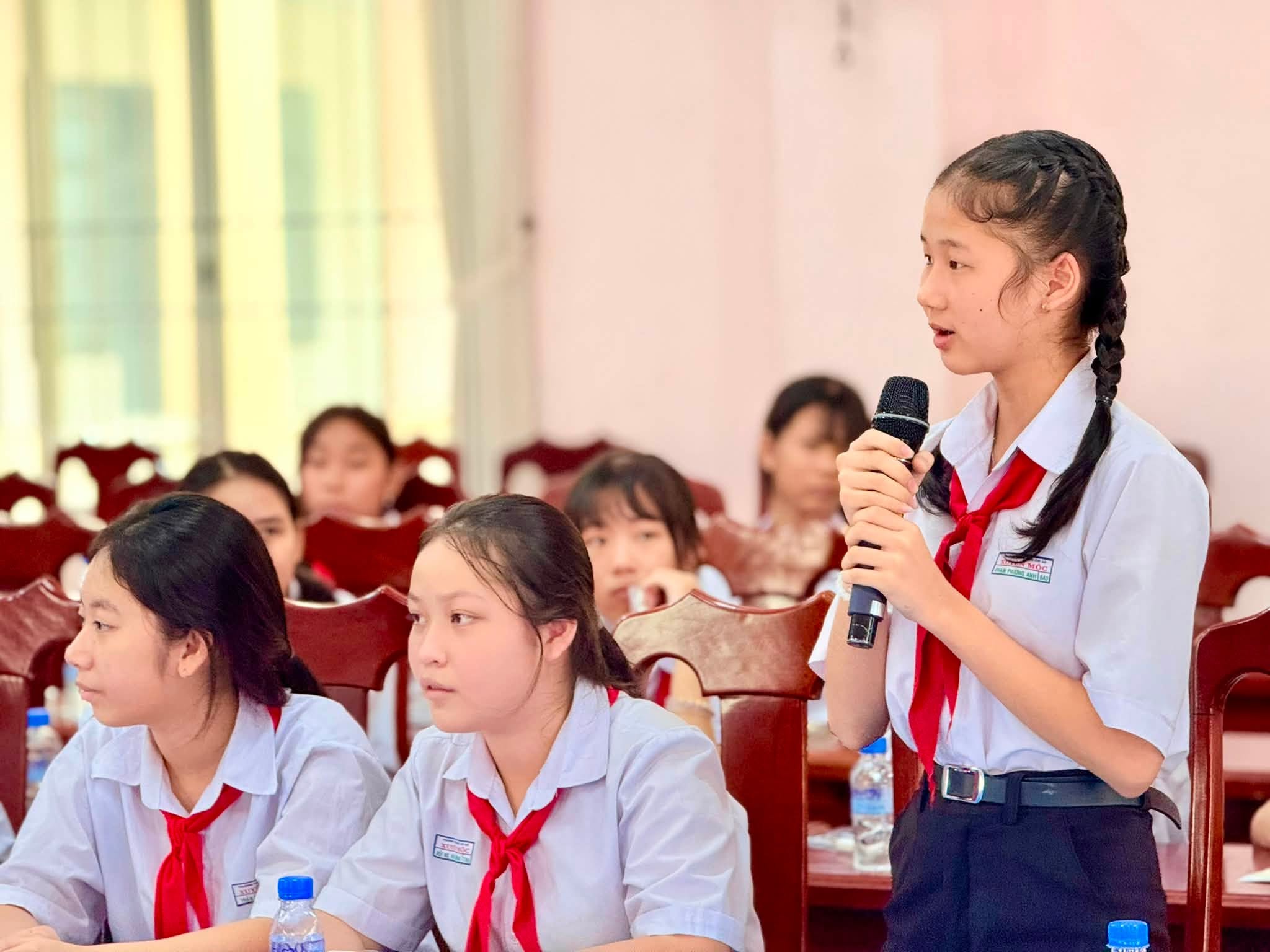 Hơn 150 thiếu nhi đối thoại trực tiếp với lãnh đạo xã Xuyên Mộc (TP.HCM) - Ảnh 1.