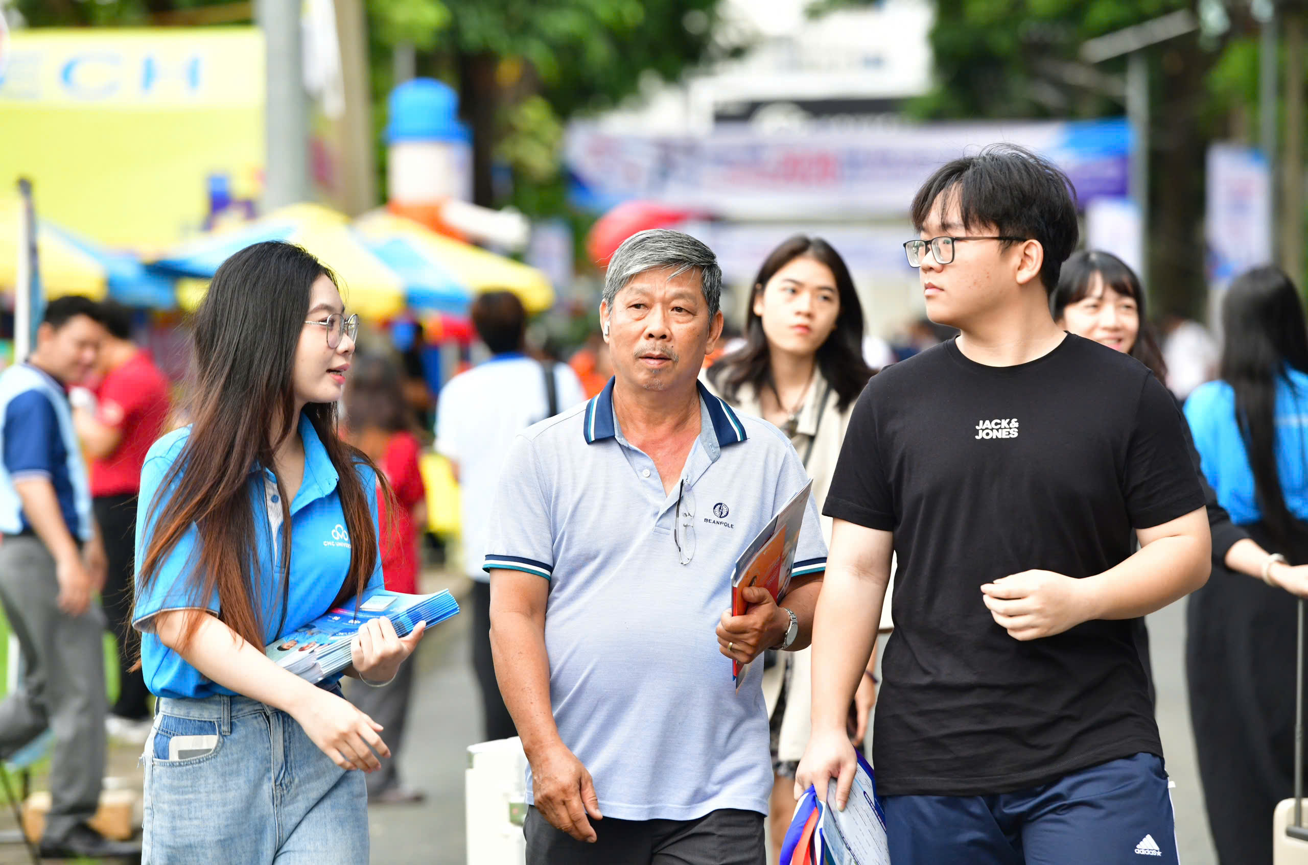 Sáng nay, Ngày hội lựa chọn nguyện vọng xét tuyển 2026 tại Hà Nội và TP.HCM - Ảnh 10.