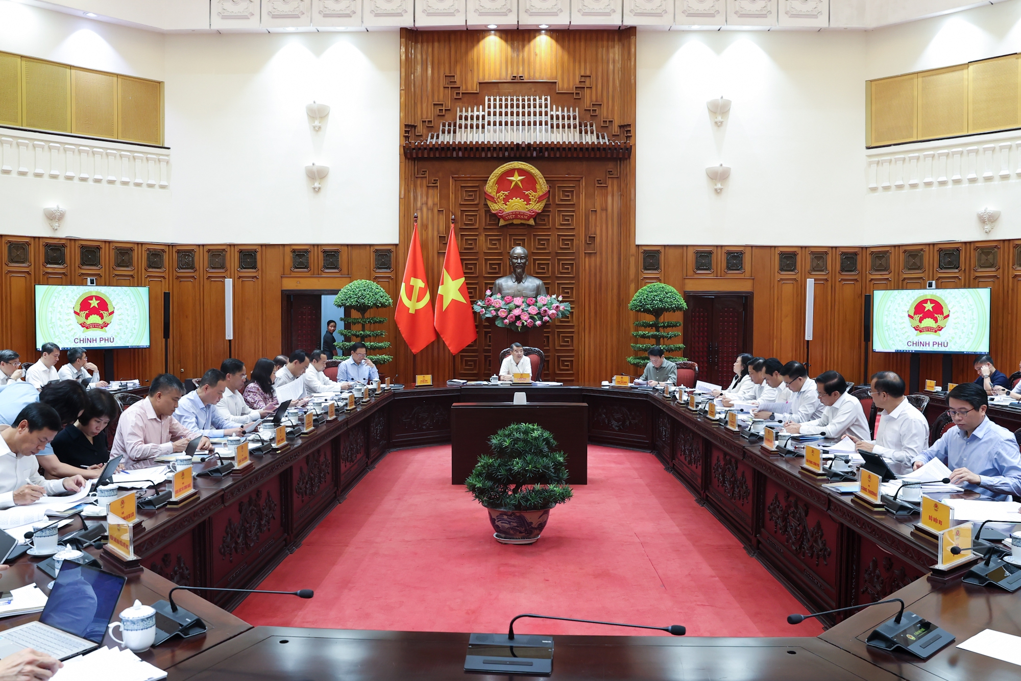 Thủ tướng: Chuẩn hóa dữ liệu cơ sở dữ liệu quốc gia về đất đai với cơ sở dữ liệu dân cư vào năm 2027 - Ảnh 1.