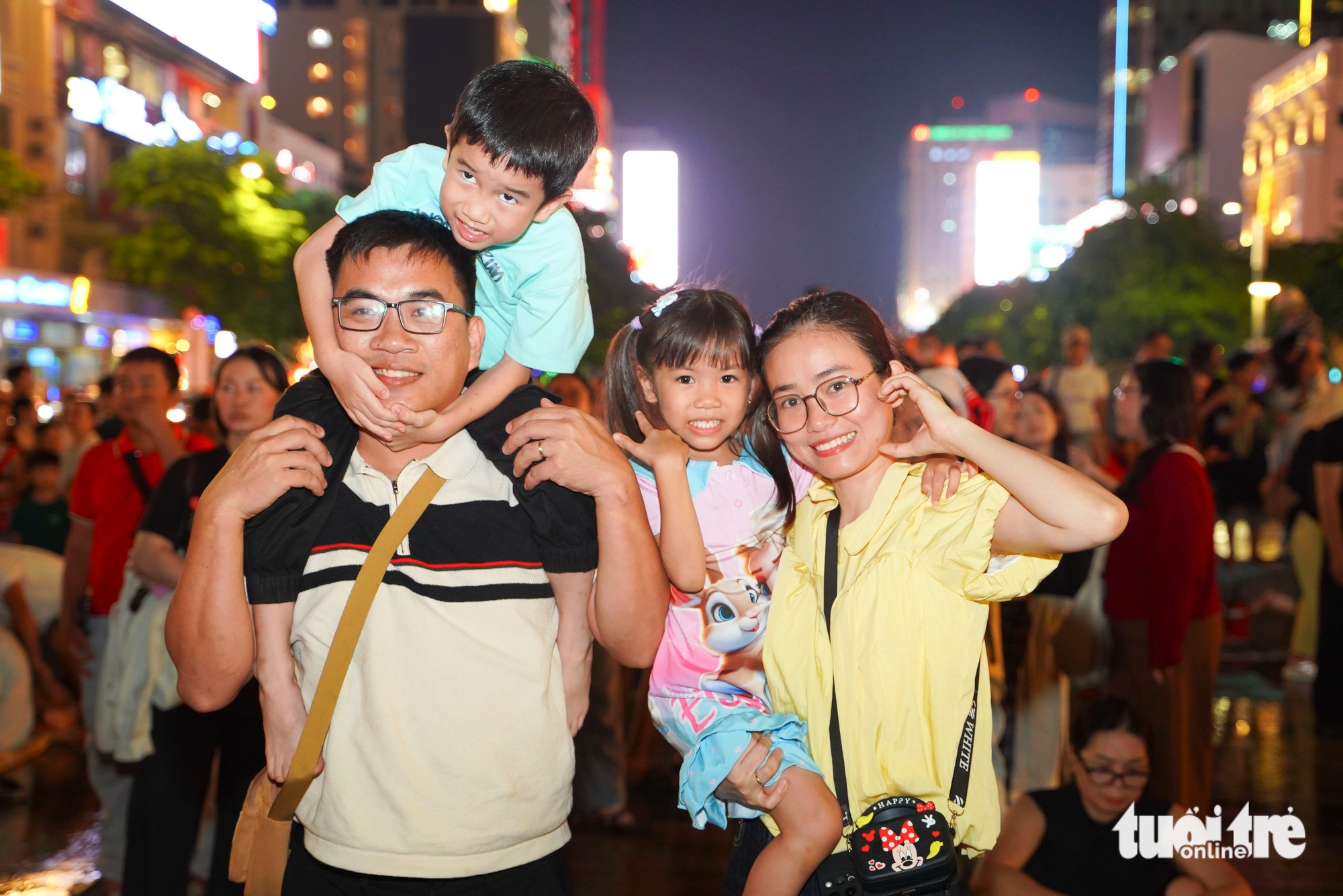 Fireworks, 3D projection light up Ho Chi Minh City in 50th anniversary celebrations - Ảnh 22.