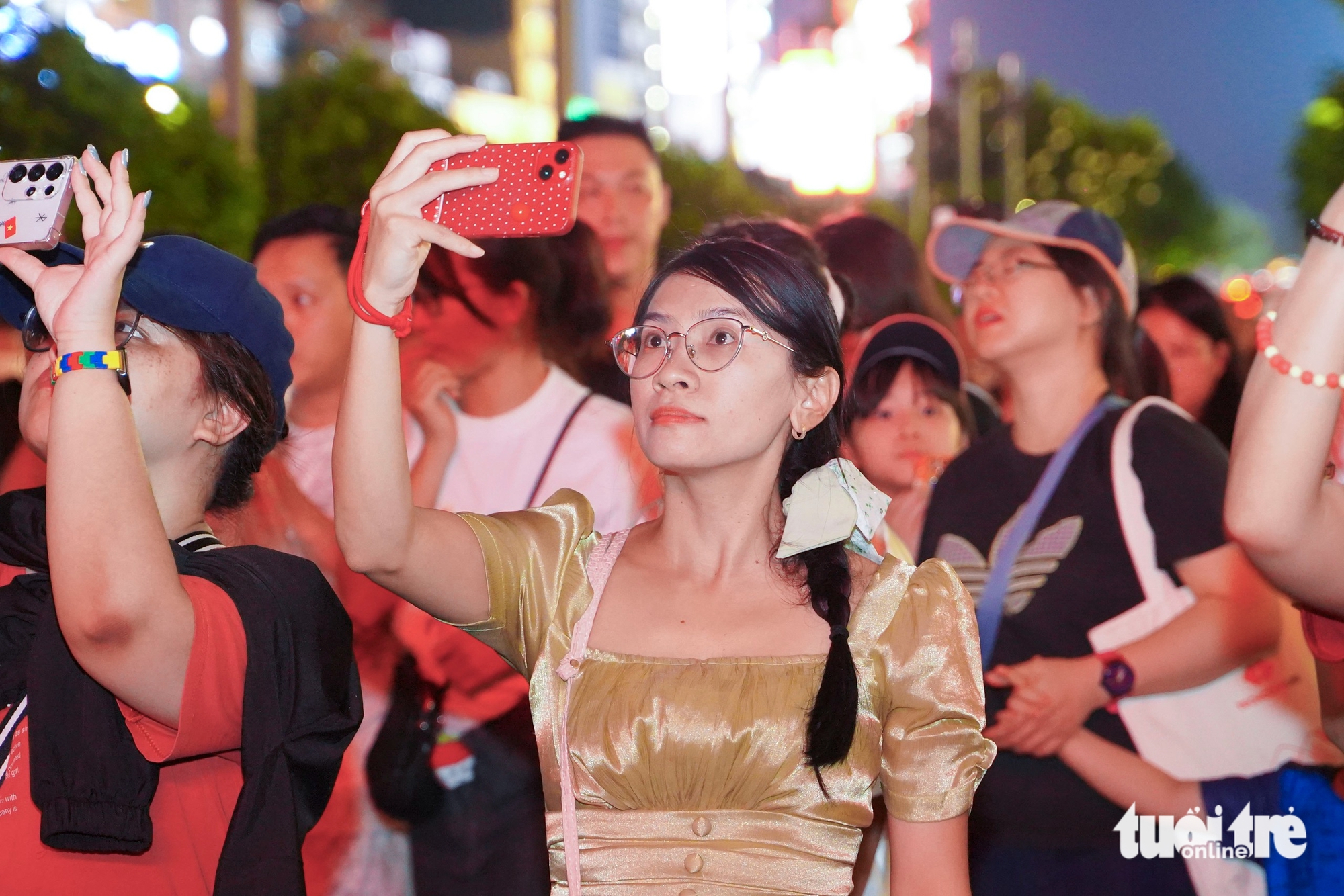 Fireworks, 3D projection light up Ho Chi Minh City in 50th anniversary celebrations - Ảnh 24.