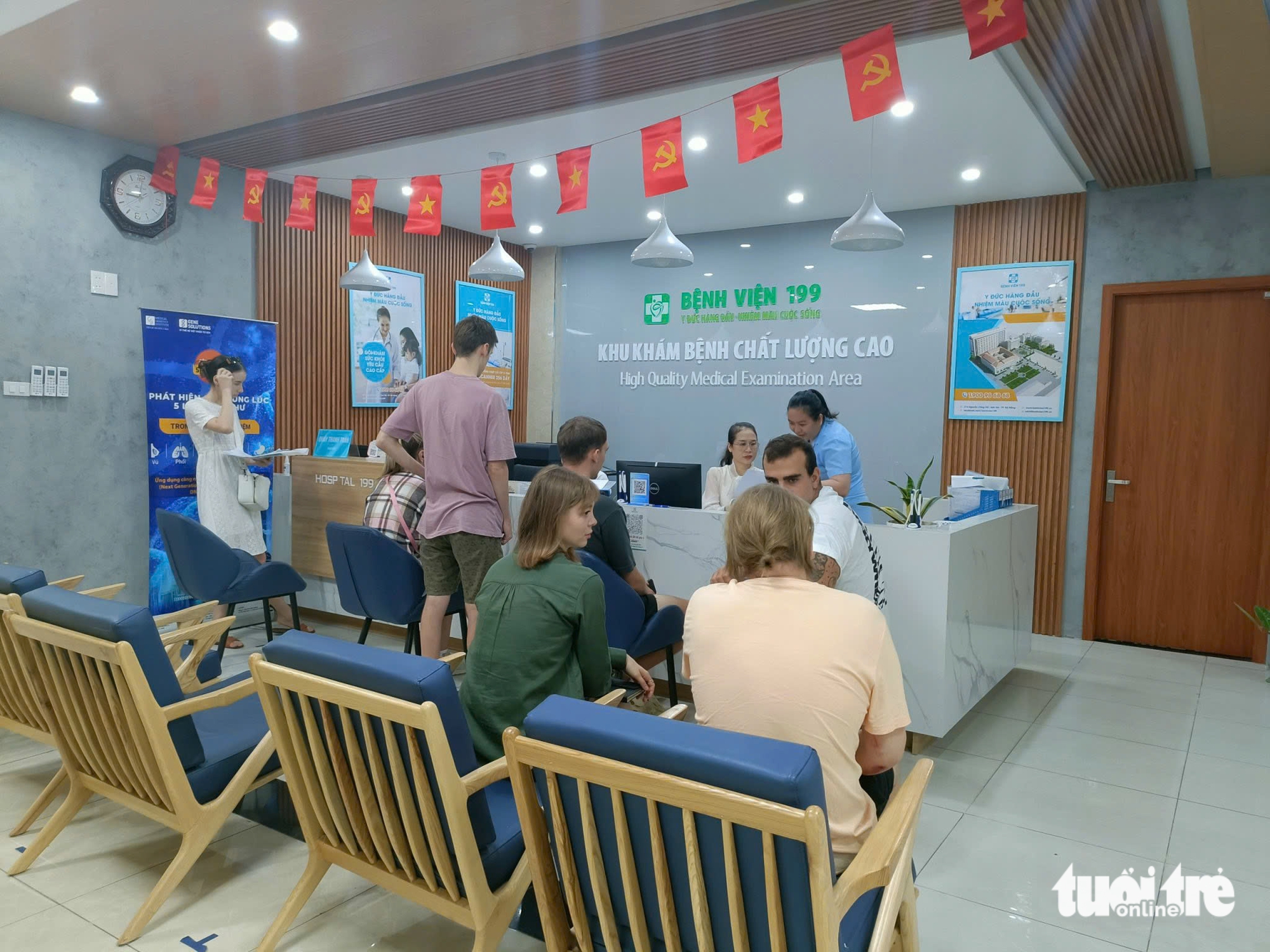 Vì sao xuất hiện nhiều video người nước ngoài khen bệnh viện công Đà Nẵng? - Ảnh 2.