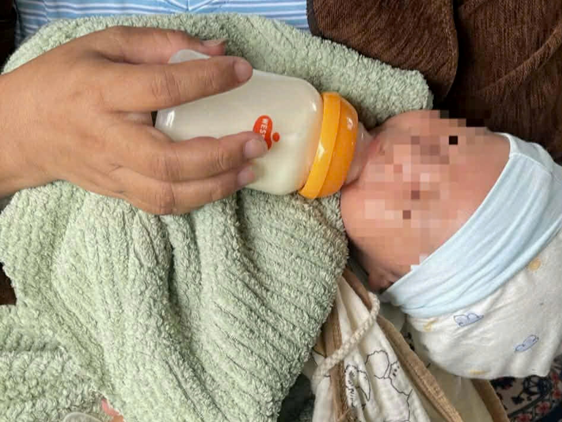 Bé trai 1 tháng tuổi bị bỏ rơi bên đường kèm bức thư ghi 'hoàn cảnh khó khăn' của người mẹ - Ảnh 1.