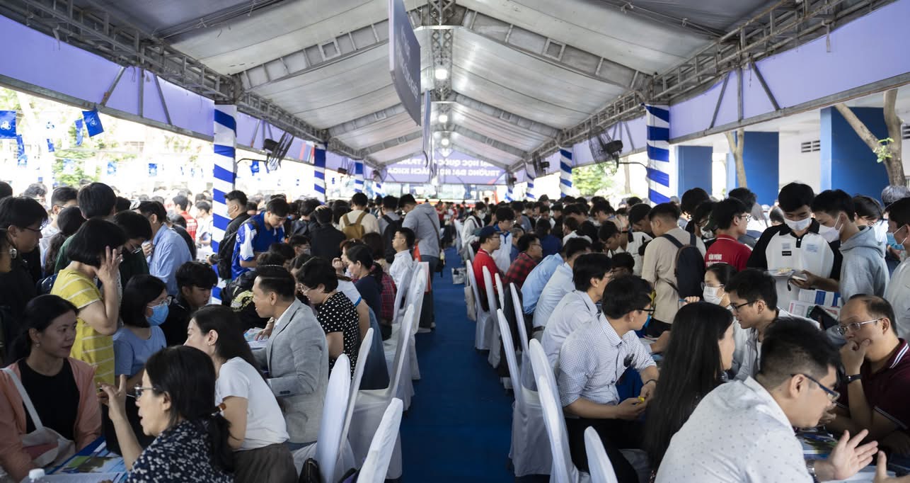 Nhiều trường ‘chơi lớn’ tại Ngày hội lựa chọn nguyện vọng xét tuyển - Ảnh 1.