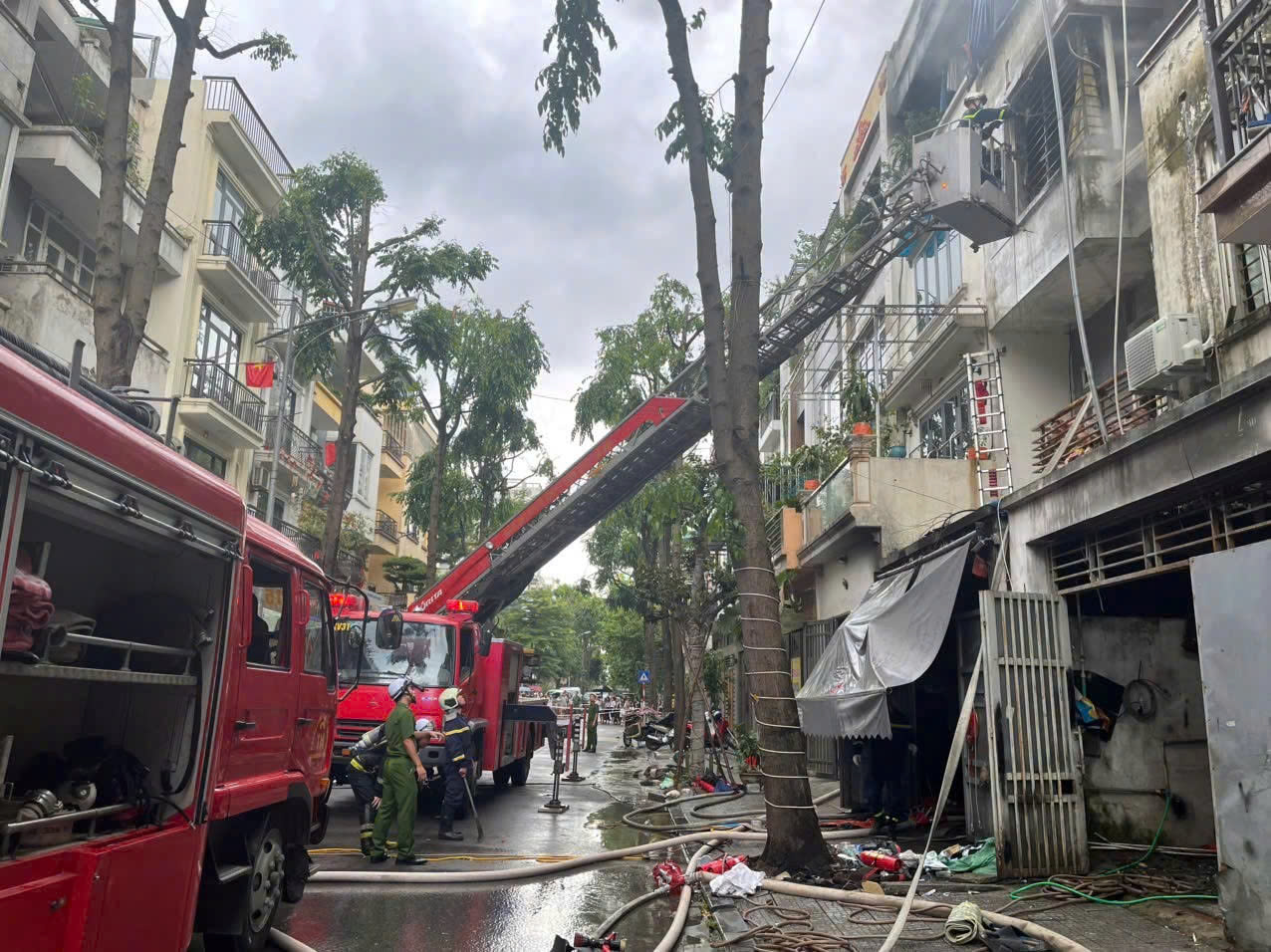 Chủ tịch Hà Nội chỉ đạo điều tra vụ cháy làm 2 người chết ở phường Kiến Hưng - Ảnh 1.