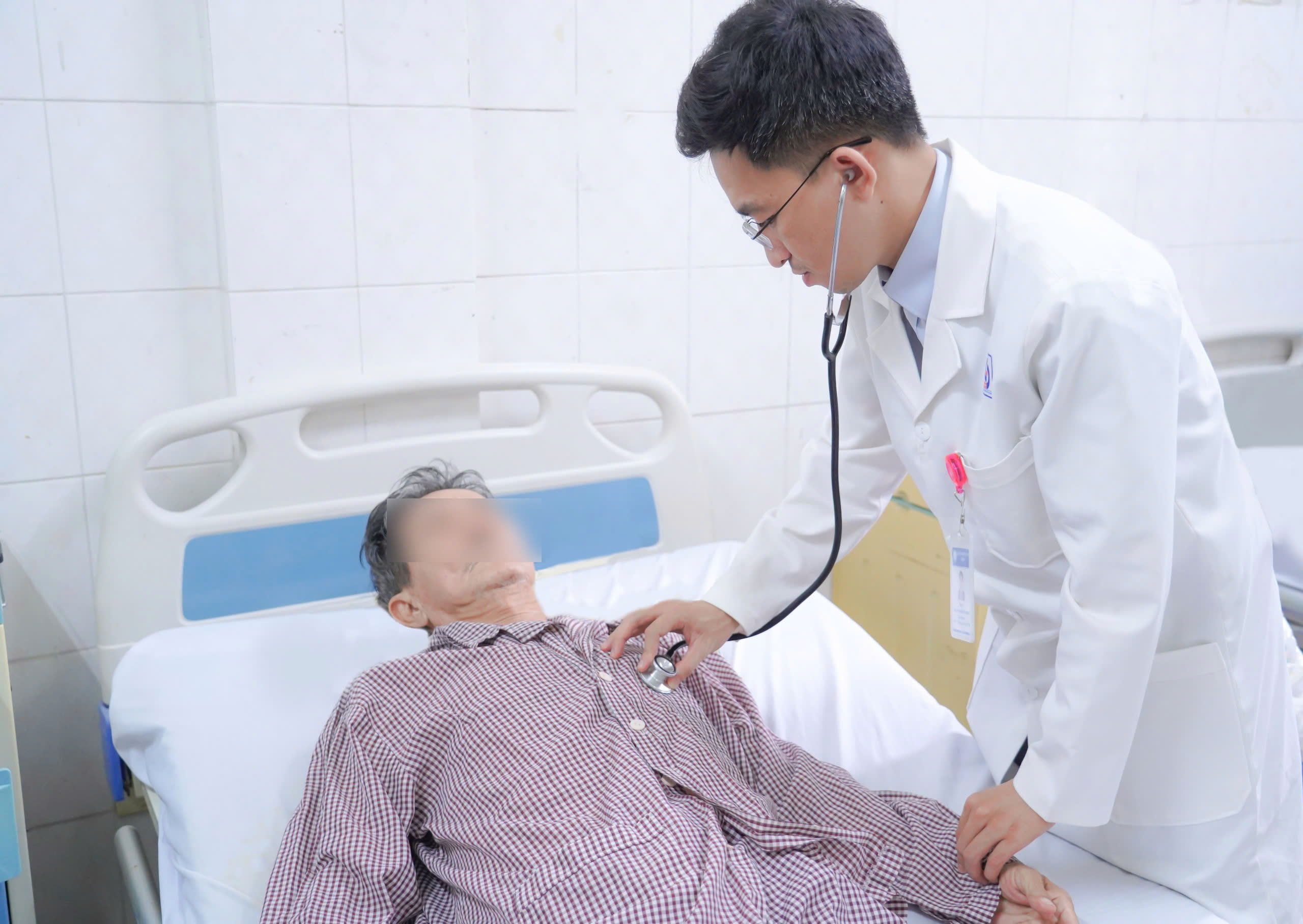 Cứu sống người đàn ông 67 tuổi mắc phình động mạch chủ bụng nguy hiểm - Ảnh 1.