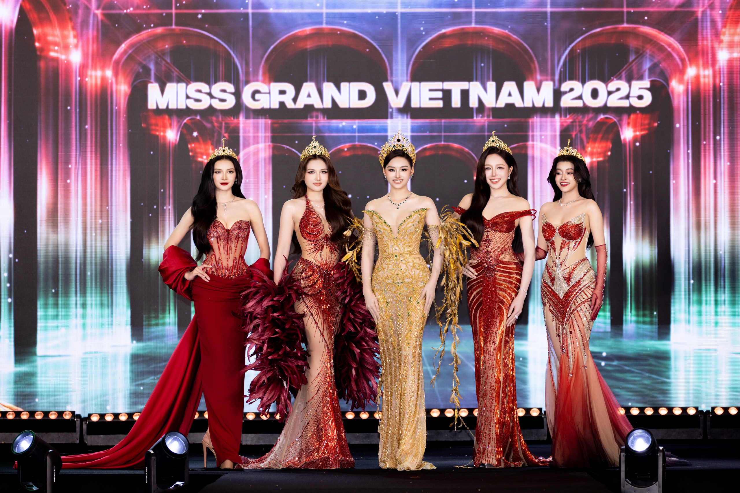 Miss Grand Vietnam 2026: Giữ 'đặc sản' hô tên nhưng không lố, không chấm điểm công khai - Ảnh 1.
