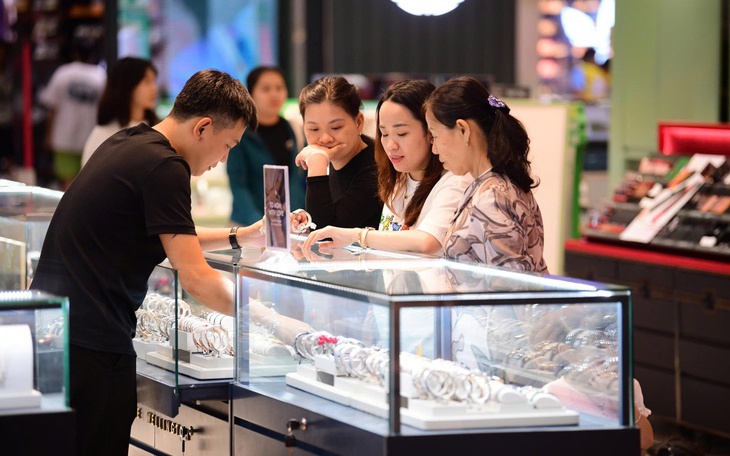 Vietnam’s H1 GDP grows 8.18 percent, below double-digit target - Ảnh 2.