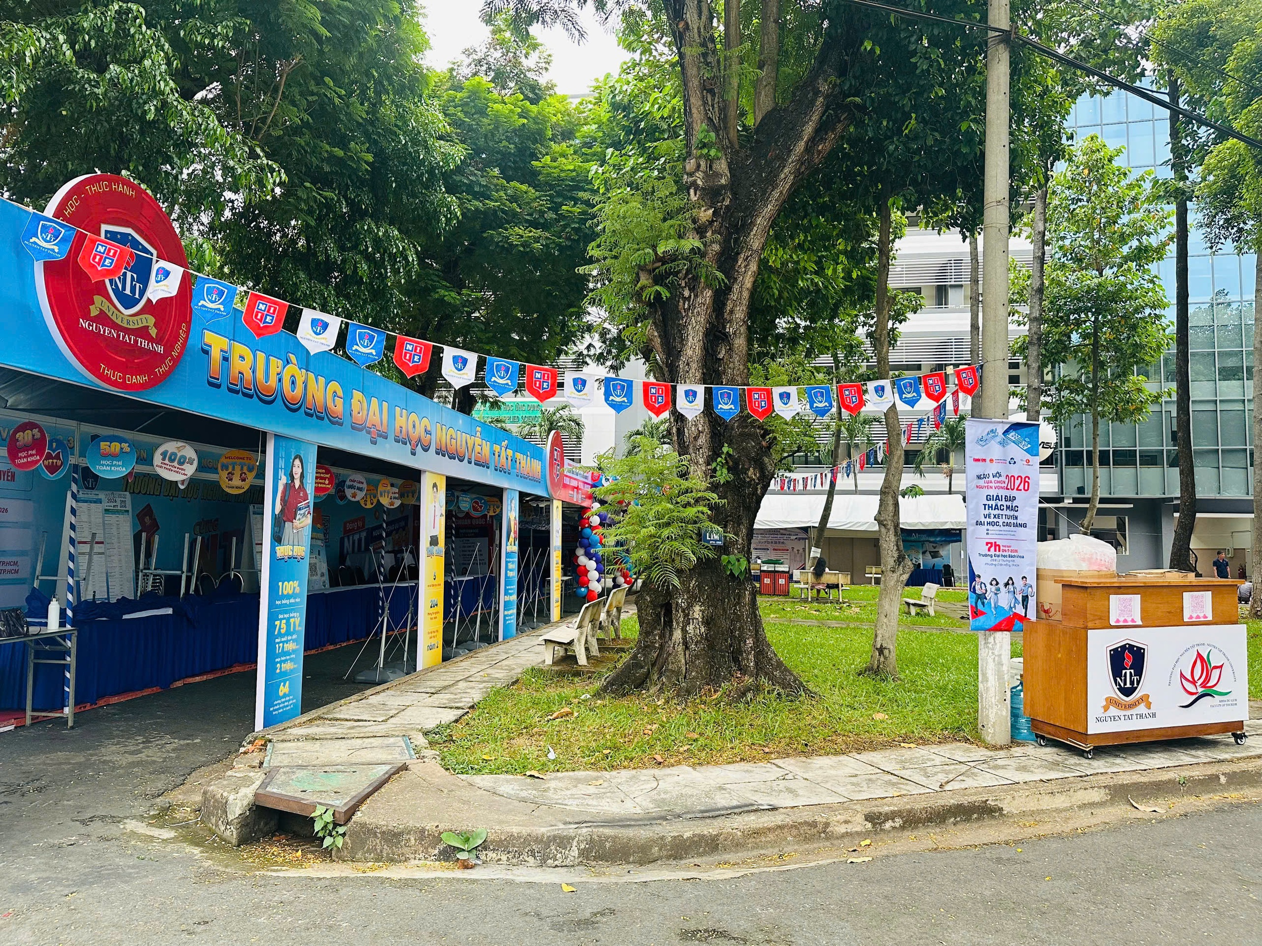 Nhiều trường ‘chơi lớn’ tại Ngày hội lựa chọn nguyện vọng xét tuyển - Ảnh 5.