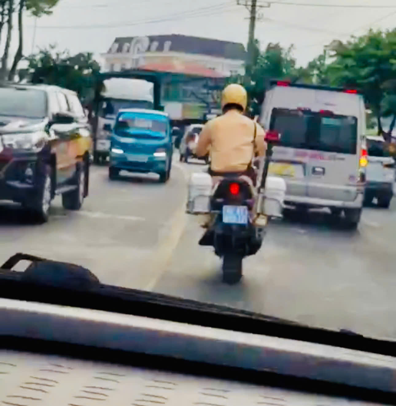 Cảnh sát giao thông Đồng Tháp dẫn đường đưa người dân đi cấp cứu nhận