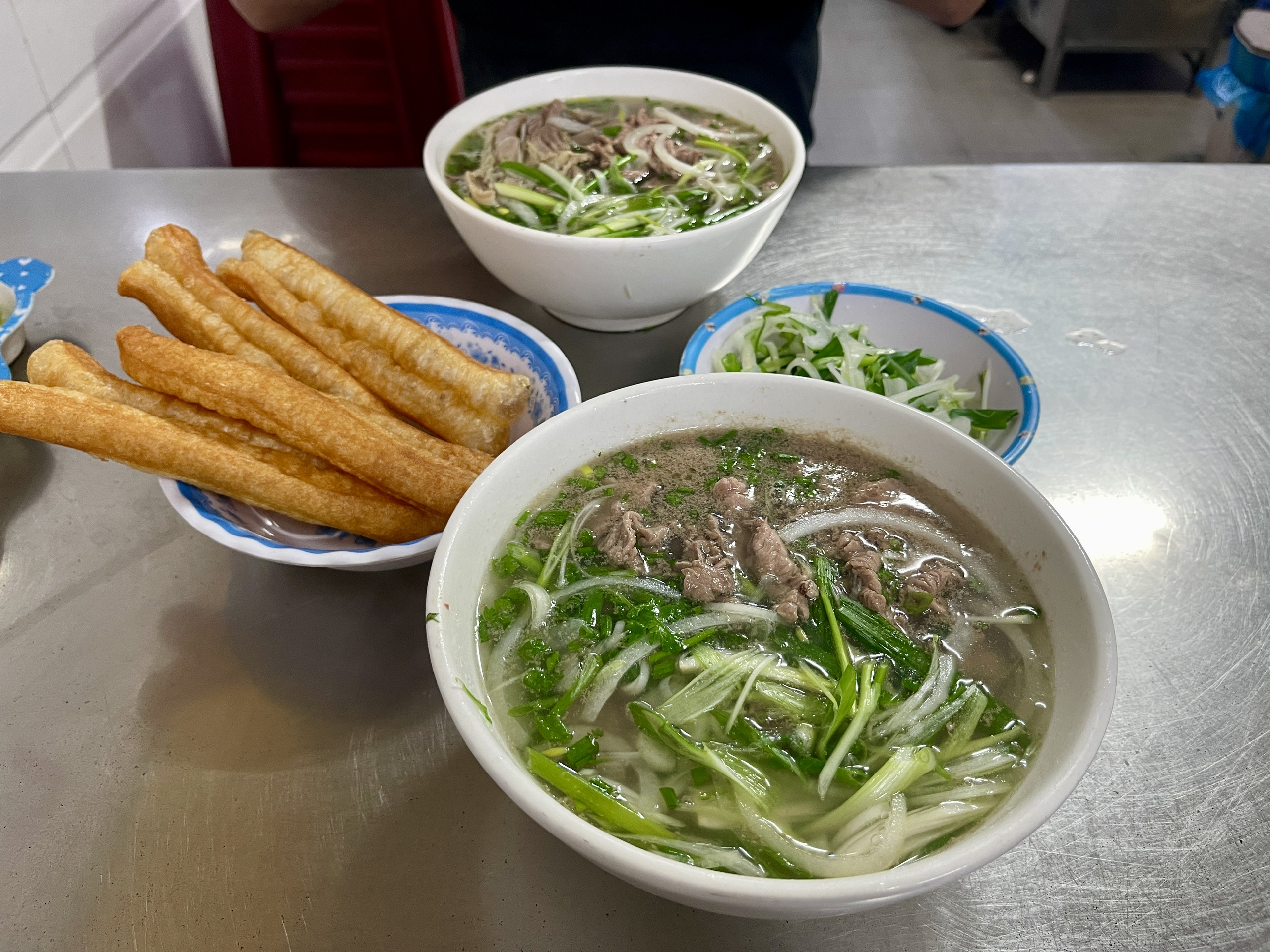 Vì sao người nước ngoài mê đồ ăn sáng Việt Nam: bò né, bánh cuốn, xôi mặn…sao mà kể hết - Ảnh 1.