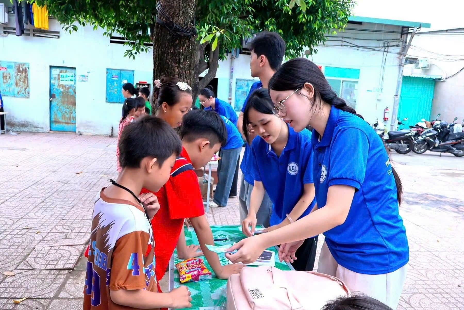 Con công nhân xóm trọ vui hè cùng đội hình 'Gia sư áo xanh', thiếu nhi khu dân cư trải nghiệm 'Một ngày làm nông dân' - Ảnh 2.