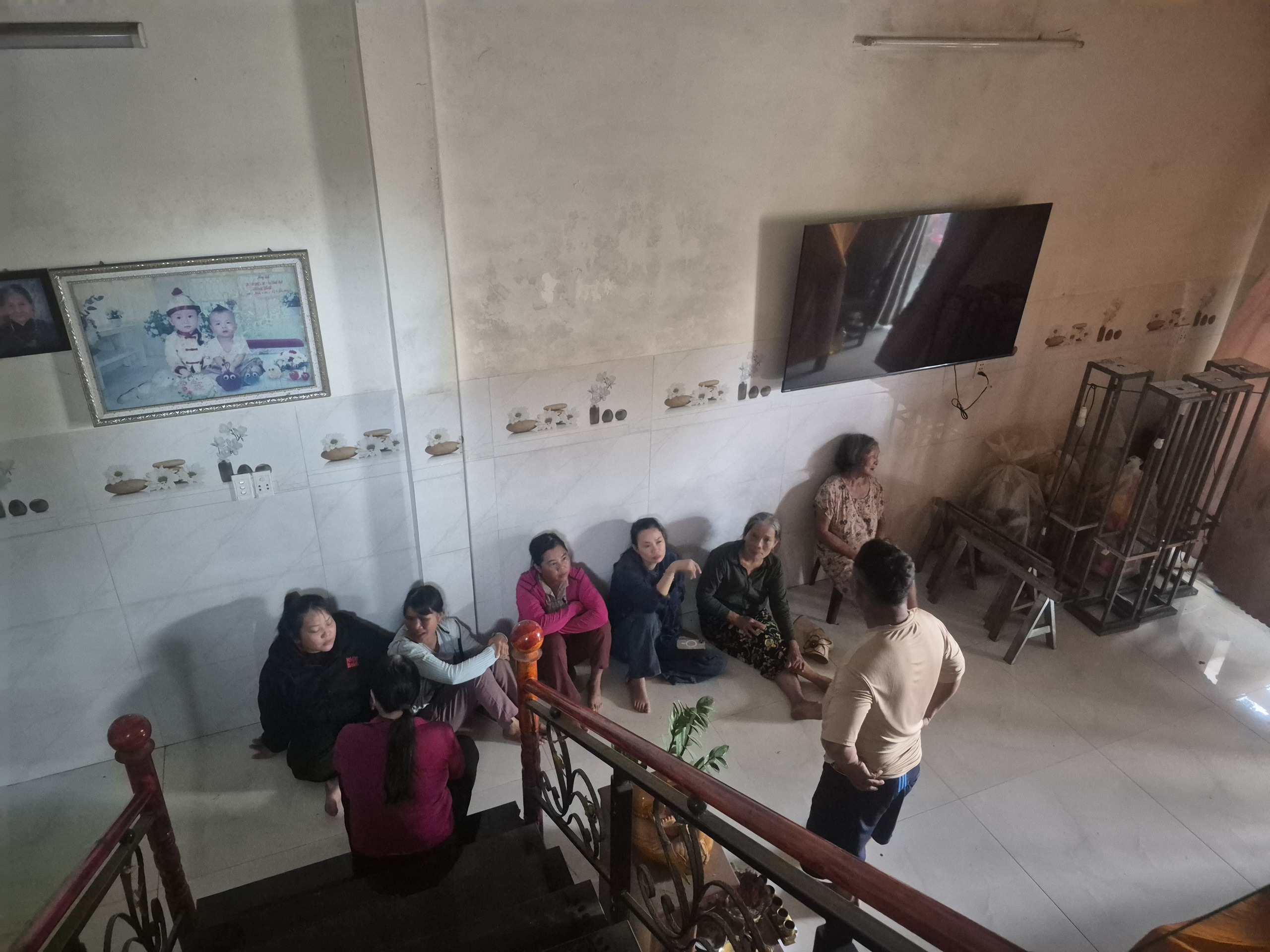 Vụ vợ cứu chồng khiến cả 2 bị điện giật chết: 2 đứa con mồ côi giữa đám tang trong ngôi nhà đã bán - Ảnh 4.
