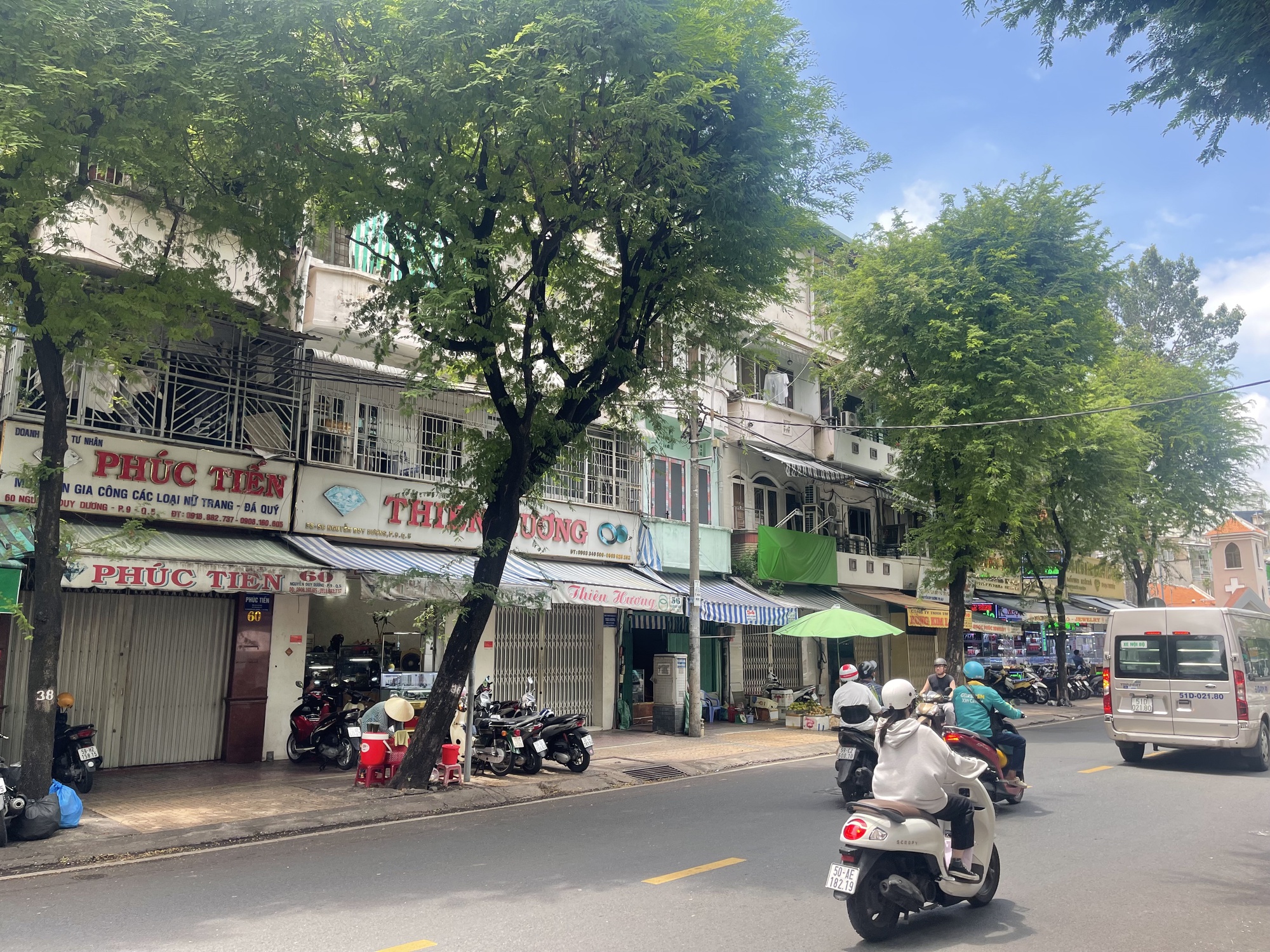 Ngoài tắc thanh khoản, tiệm vàng, kim cương còn đóng cửa vì điều gì? - Ảnh 1.