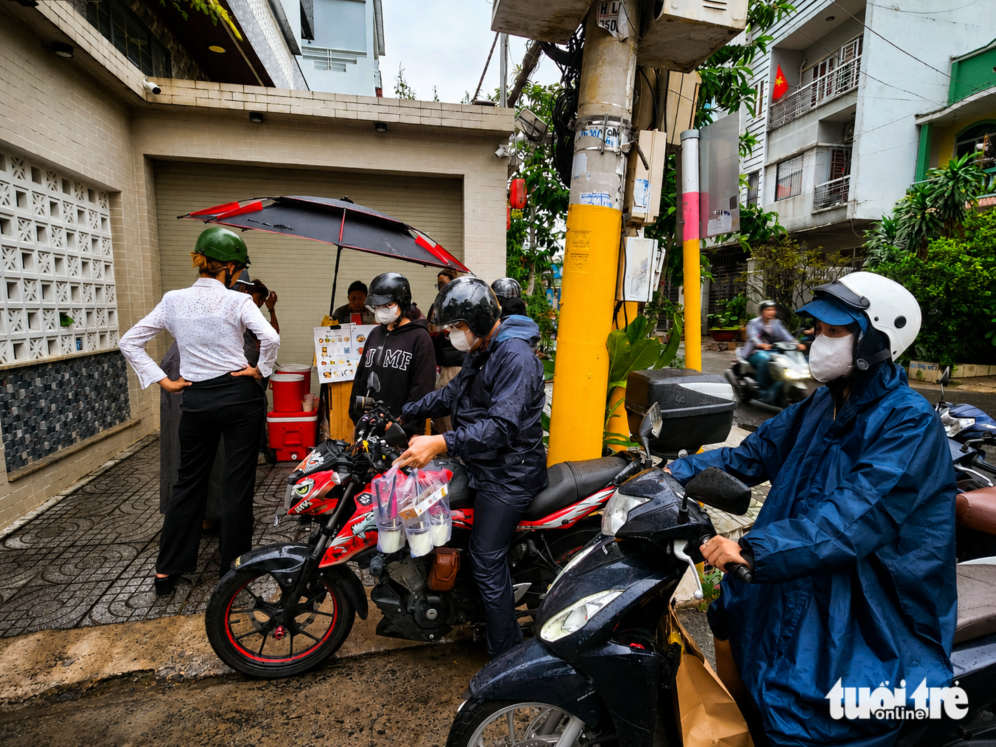 Đội mưa, xếp hàng mua sữa tuyết Vân Nam đang gây sốt ở TP.HCM - Ảnh 4.