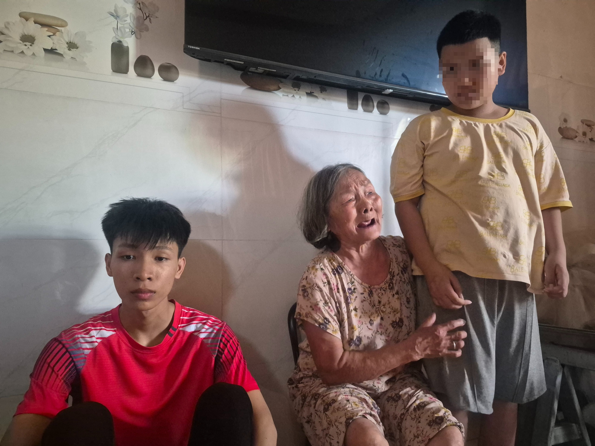 Vụ vợ cứu chồng khiến cả 2 bị điện giật chết: 2 đứa con mồ côi giữa đám tang trong ngôi nhà đã bán - Ảnh 1.