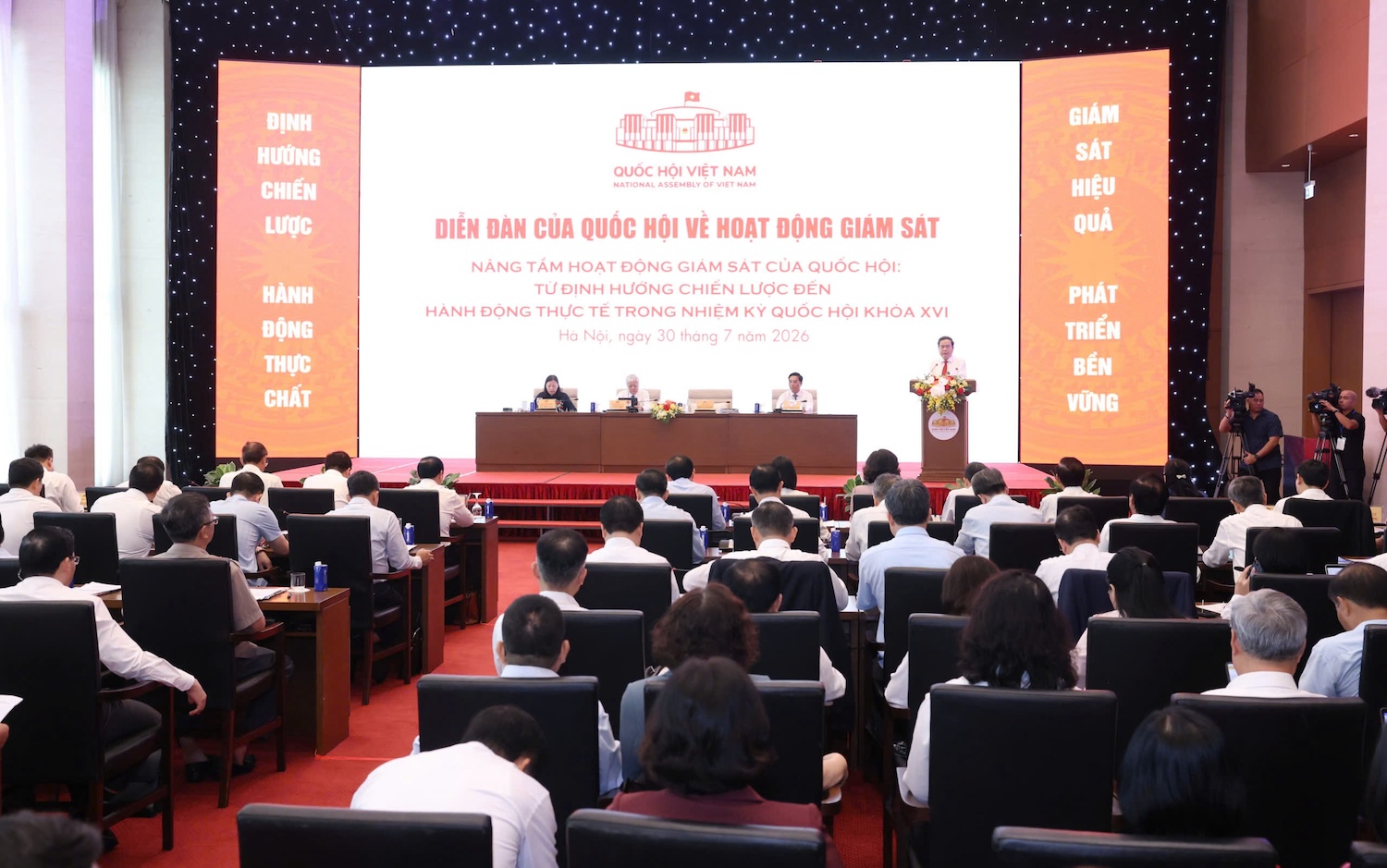 Bộ Chính trị: Giám sát những vấn đề bức xúc, nổi lên mà nhân dân quan tâm - Ảnh 2.