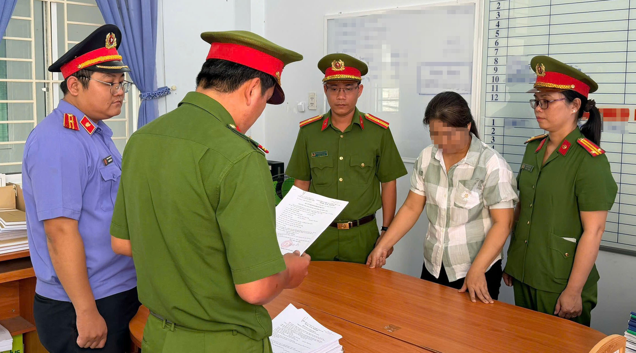 Bắt giam người phụ nữ 42 tuổi dùng cây vá múc súp đánh người - Ảnh 1.