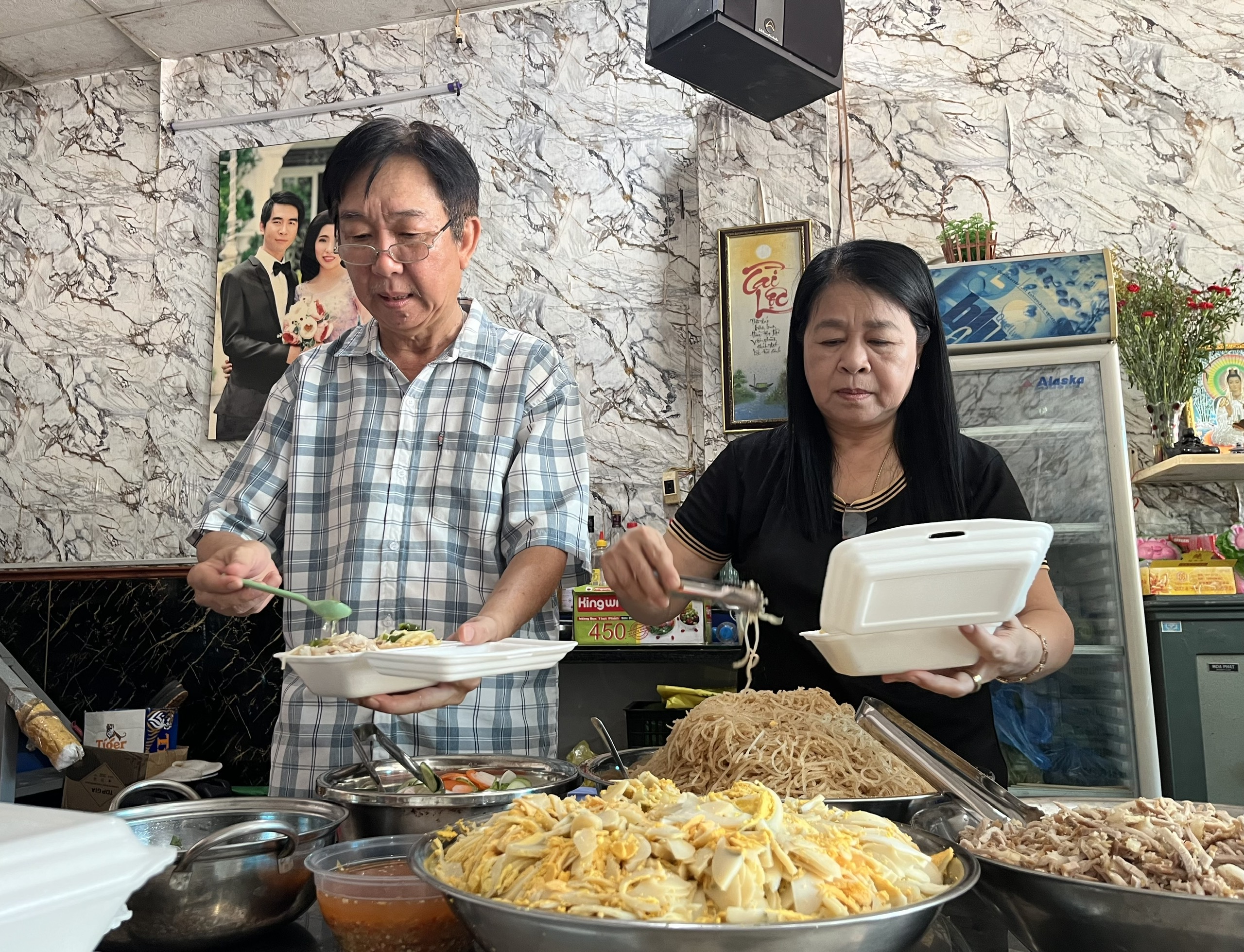 Chuyện tử tế ở Cần Thơ: Quán mì 0 đồng nhưng… lại có đến bảy món khác mì? - Ảnh 1.