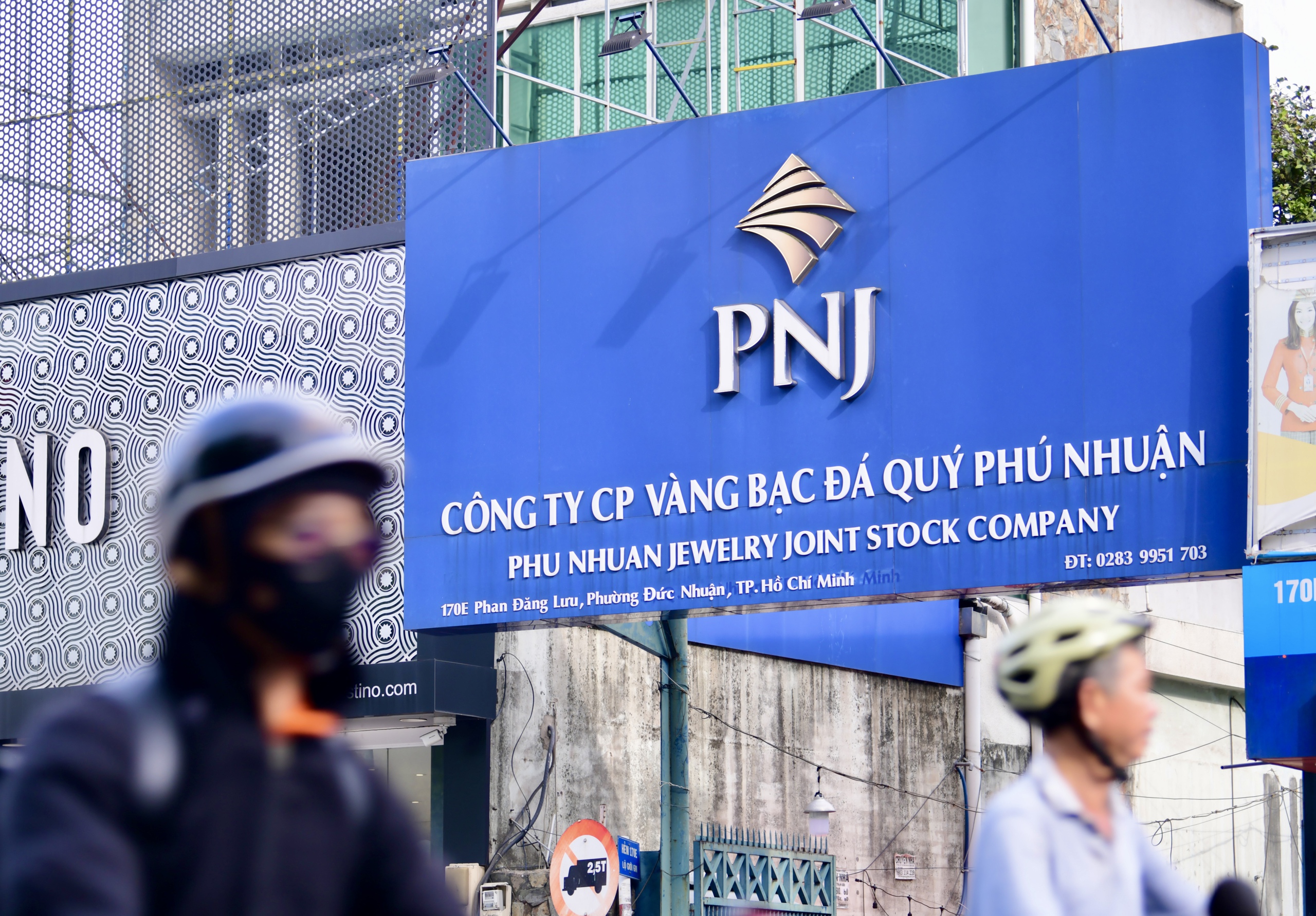 PNJ báo lỗ 283 tỉ đồng khi mua lại kim cương, hé lộ số tiền mặt còn ở ngân hàng - Ảnh 1.