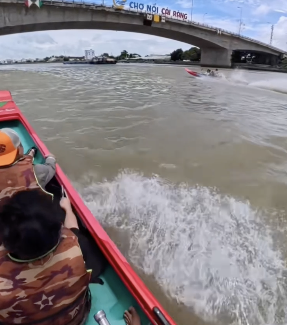 Xuất hiện thêm tour vỏ lãi 'bay' gần khu vực chợ nổi Cái Răng - Ảnh 1.