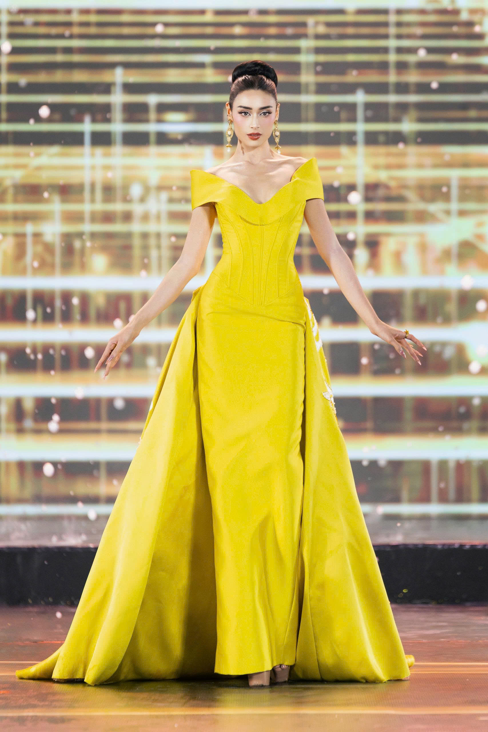 Emoura Phạm đăng quang Miss Grand Vietnam 2026 sau màn trình diễn gây tranh cãi - Ảnh 4.