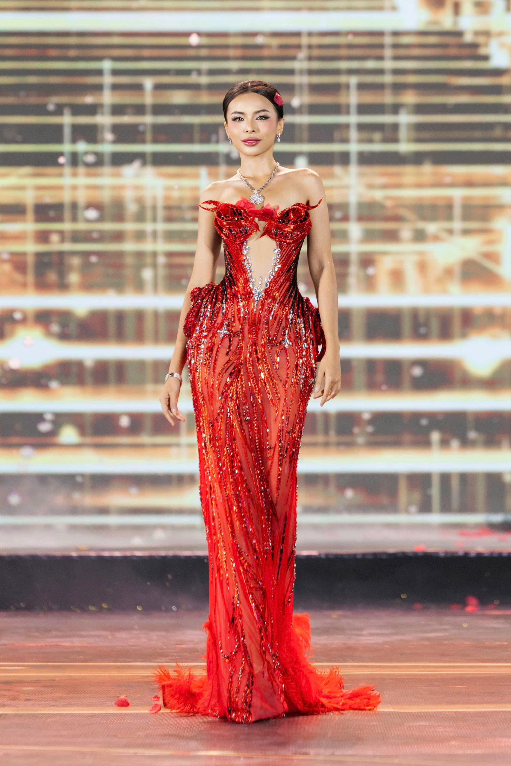 Emoura Phạm đăng quang Miss Grand Vietnam 2026 sau màn trình diễn gây tranh cãi - Ảnh 13.