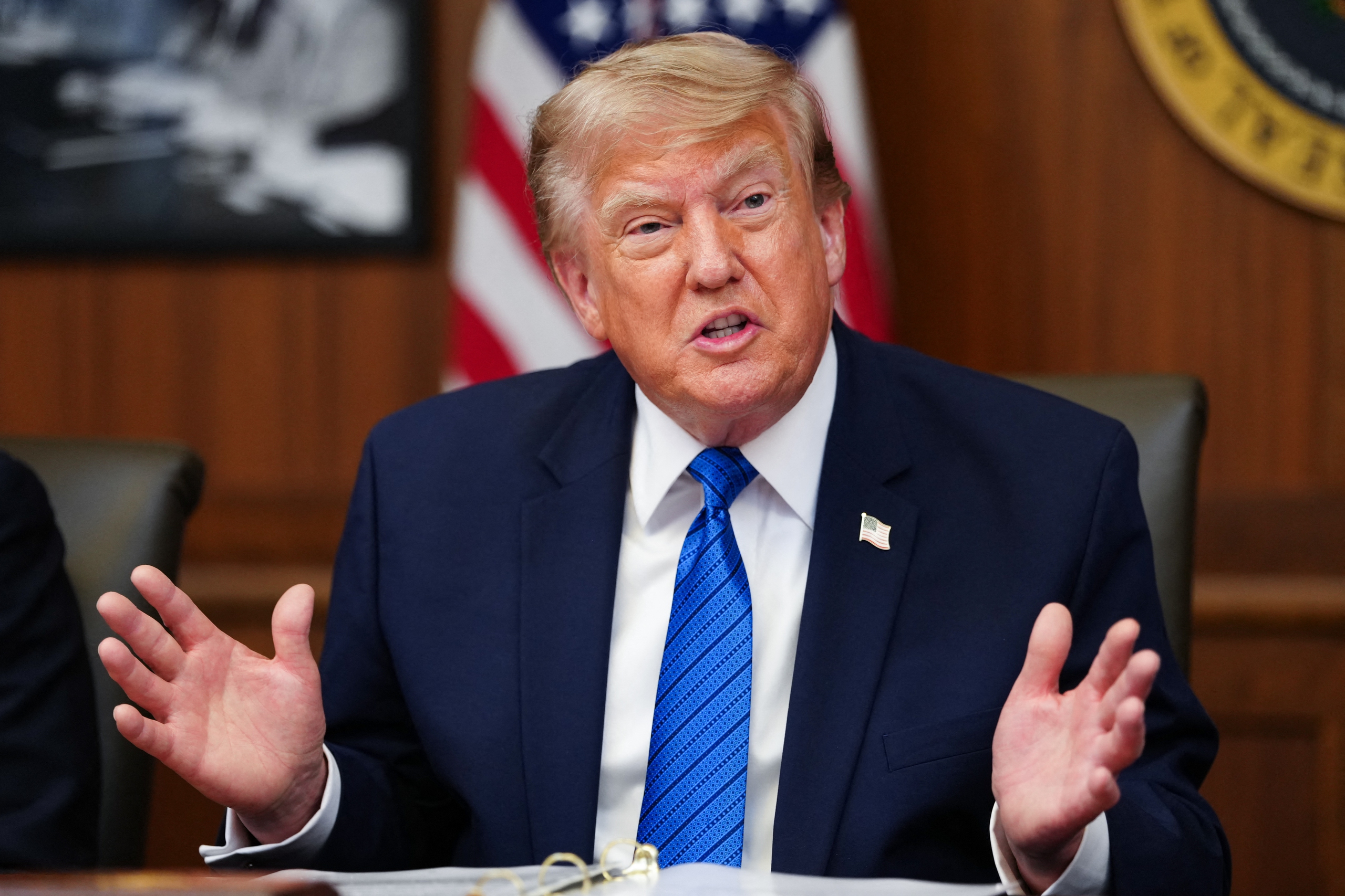 Ông Trump triệu tập nội các giữa sức ép từ chiến sự Iran - Ảnh 1.