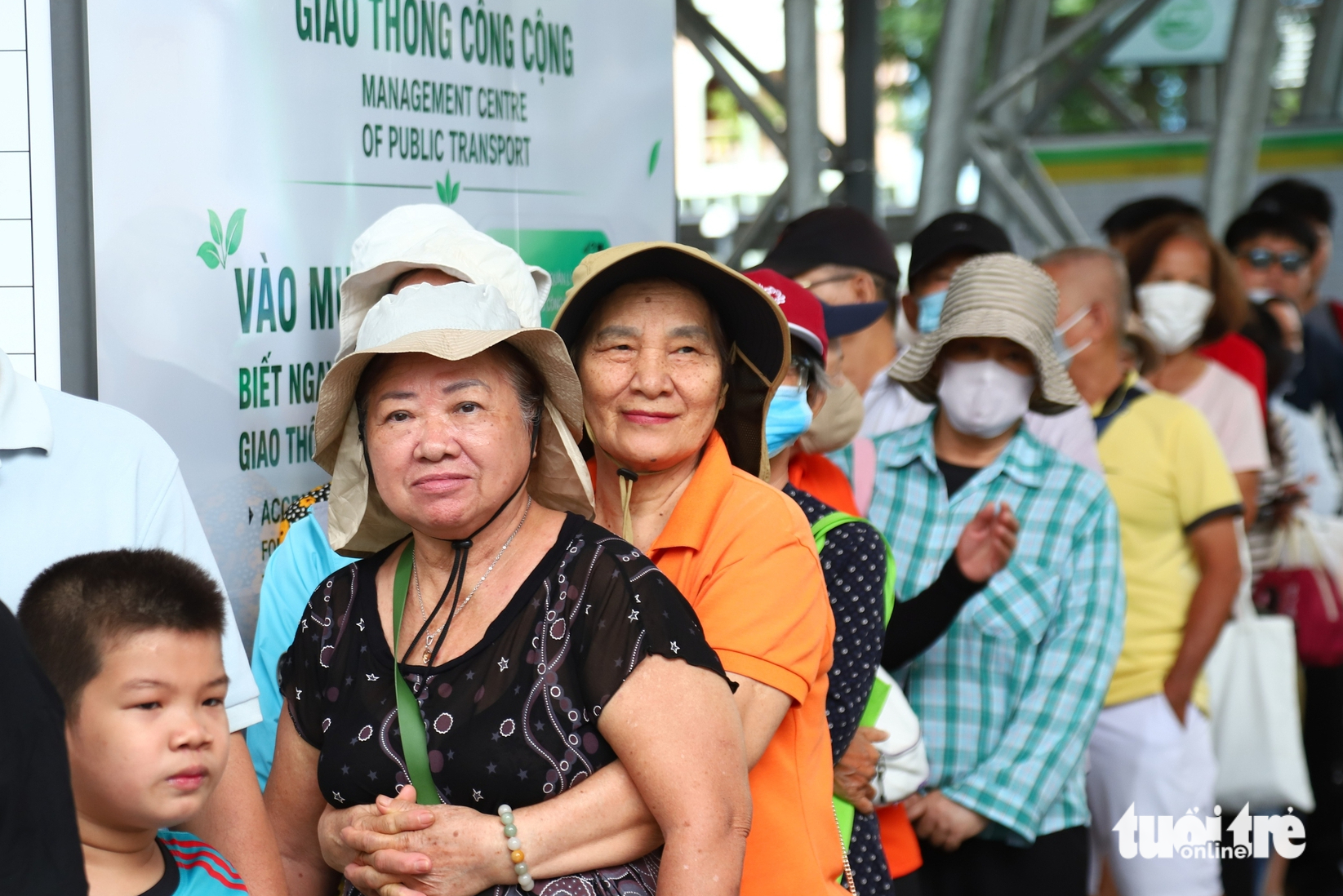 Đi xe buýt, người dân TP.HCM nhận thêm niềm vui từ chương trình bốc thăm trúng thưởng - Ảnh 2.