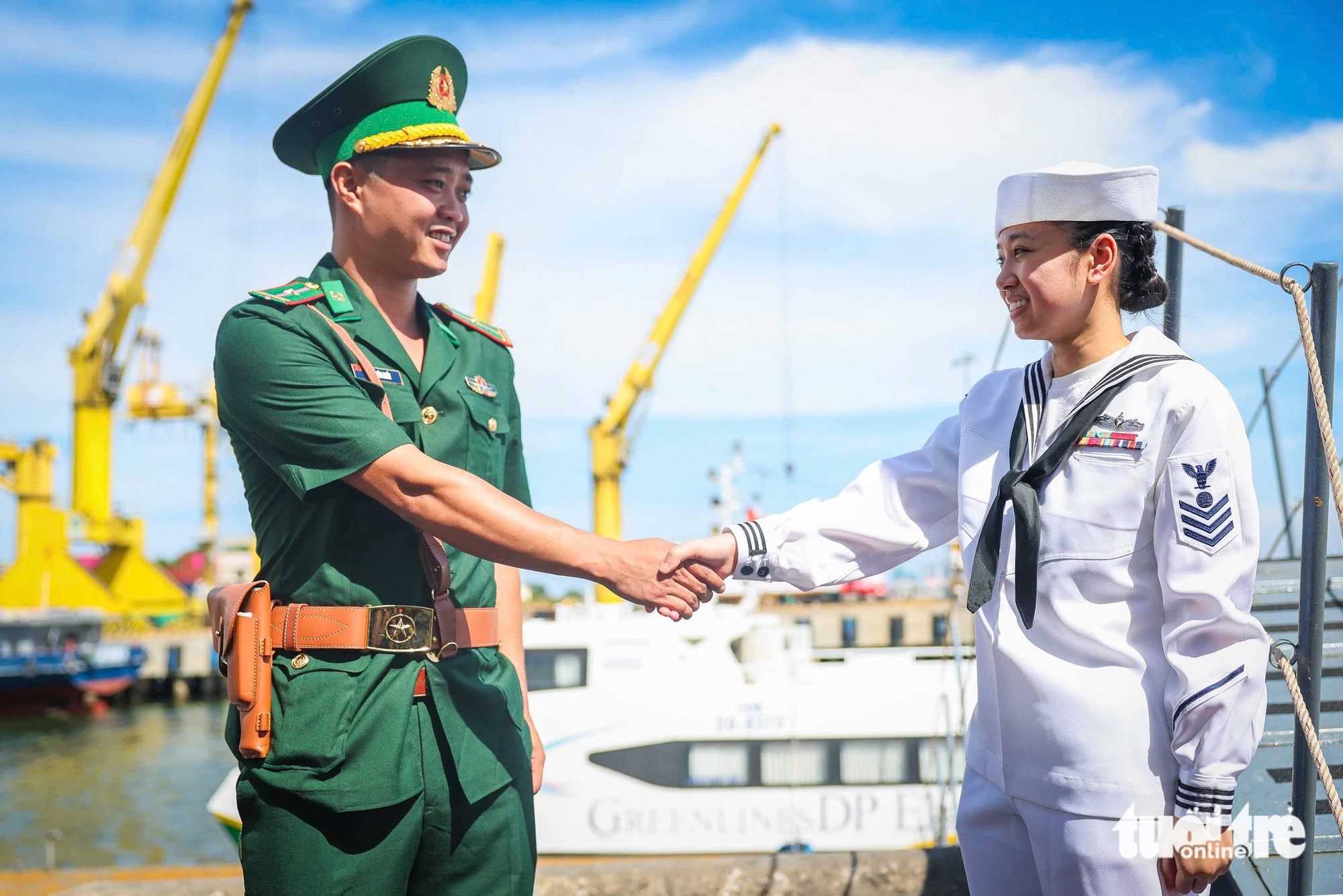 Những gương mặt, giọng nói Việt trên tàu sân bay Mỹ - Ảnh 1.