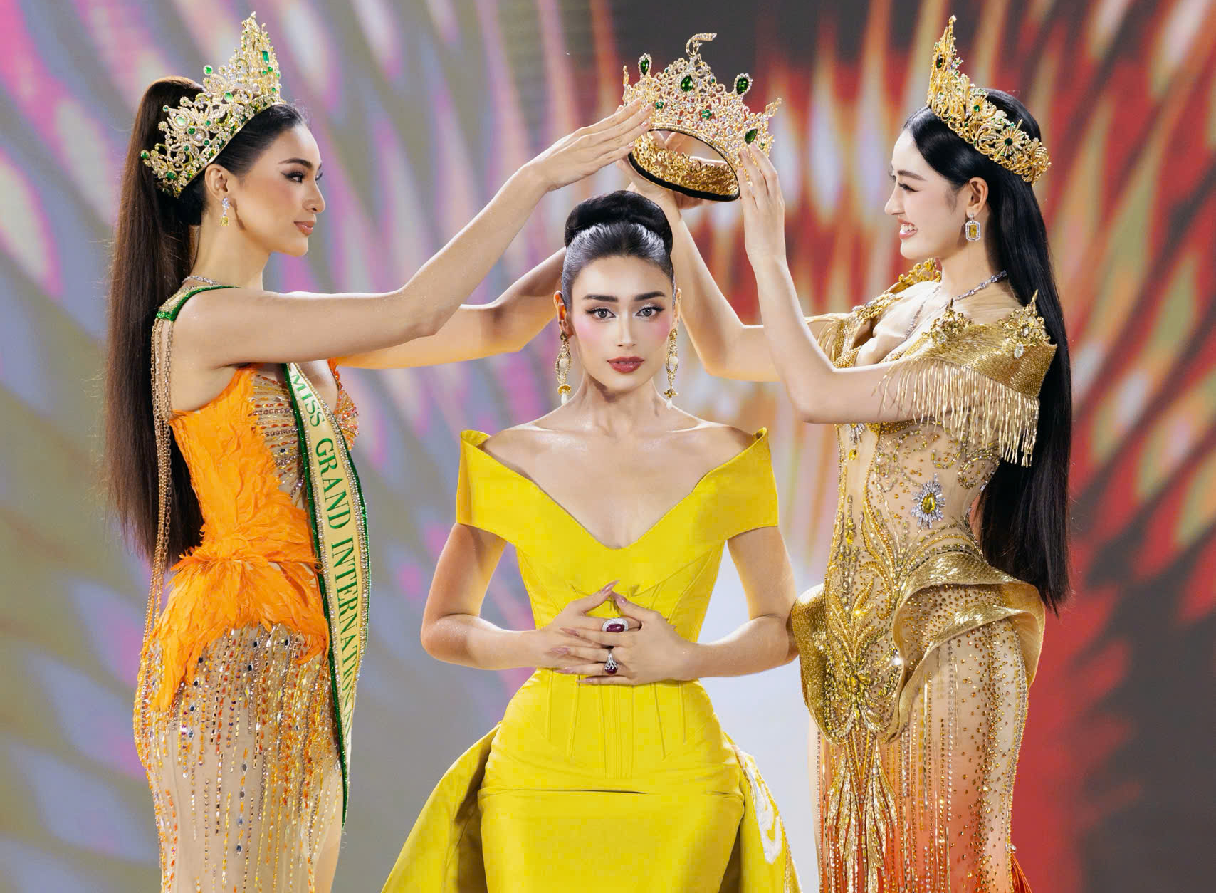 Emoura Phạm đăng quang Miss Grand Vietnam 2026 sau màn trình diễn gây tranh cãi - Ảnh 1.