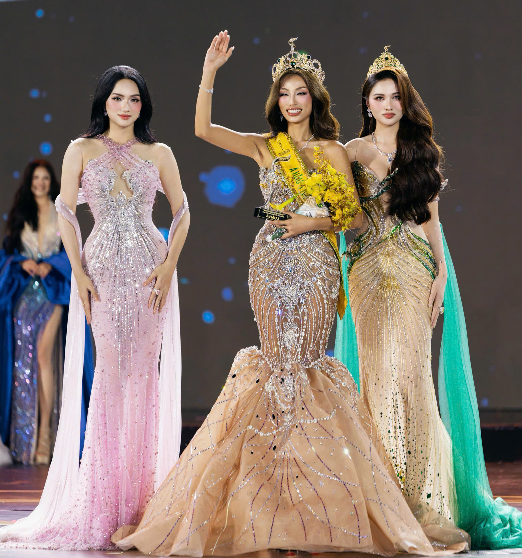 Emoura Phạm đăng quang Miss Grand Vietnam 2026 sau màn trình diễn gây tranh cãi - Ảnh 21.