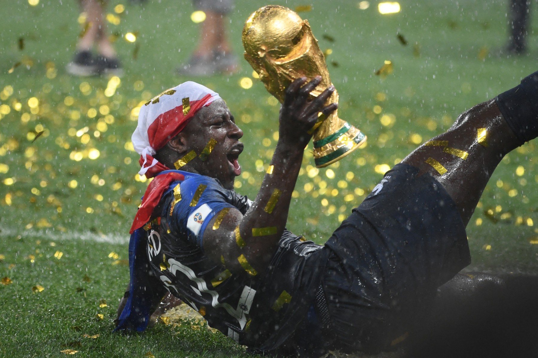 Cầu thủ bị cáo buộc hiếp dâm phải bán danh hiệu World Cup để kiếm sống - Ảnh 1.