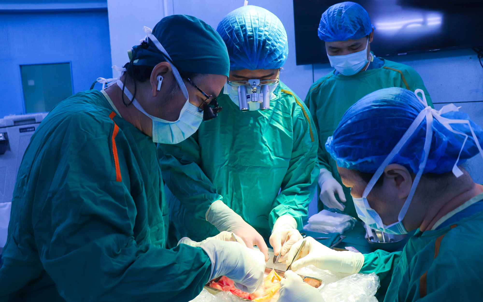 Vietnam hospital sets kidney transplant milestone with 18-hour preservation - Ảnh 3.