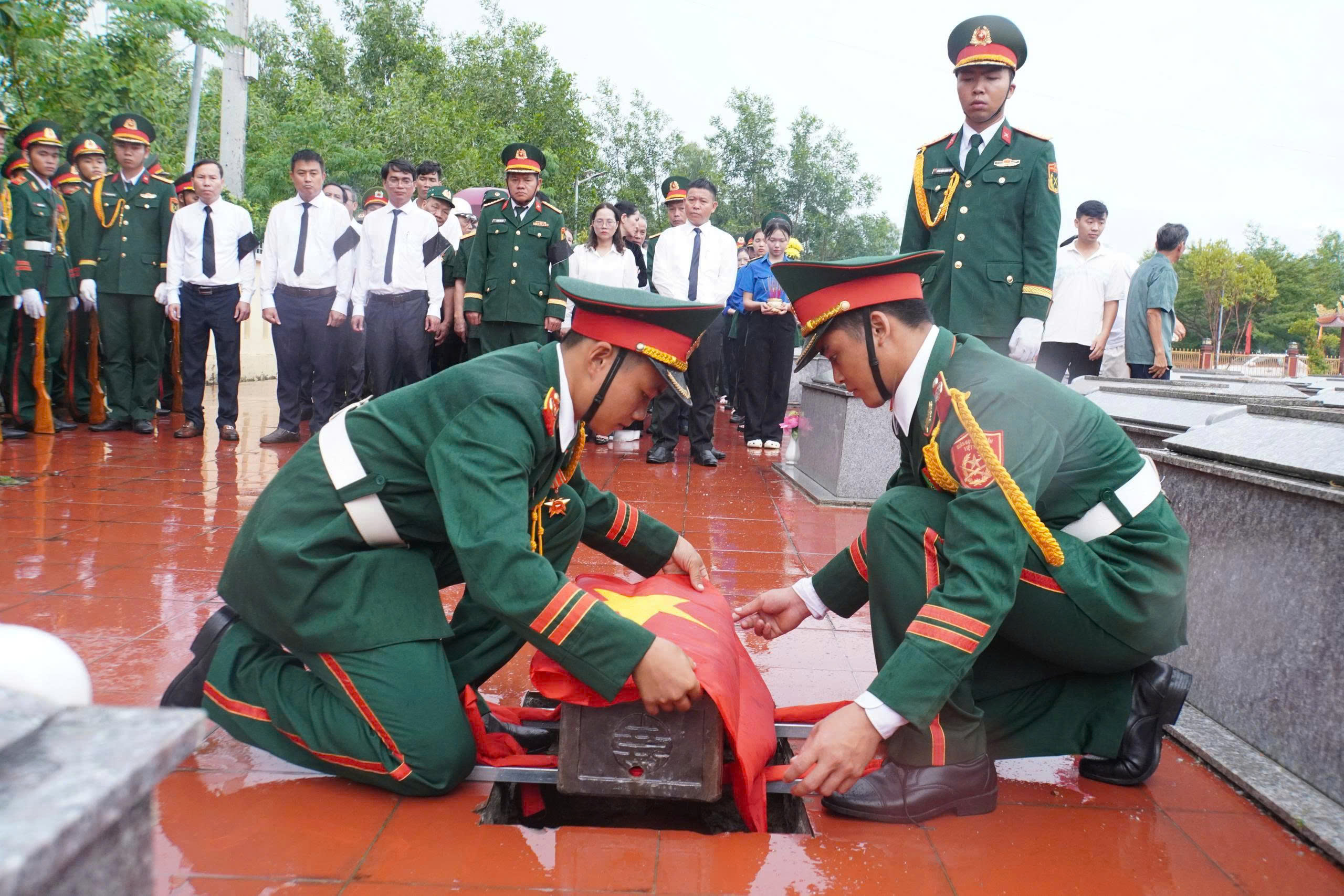 Đà Nẵng tổ chức lễ truy điệu, an táng thêm 4 hài cốt liệt sĩ vừa được tìm thấy tại hang Đá Sập - Ảnh 1.