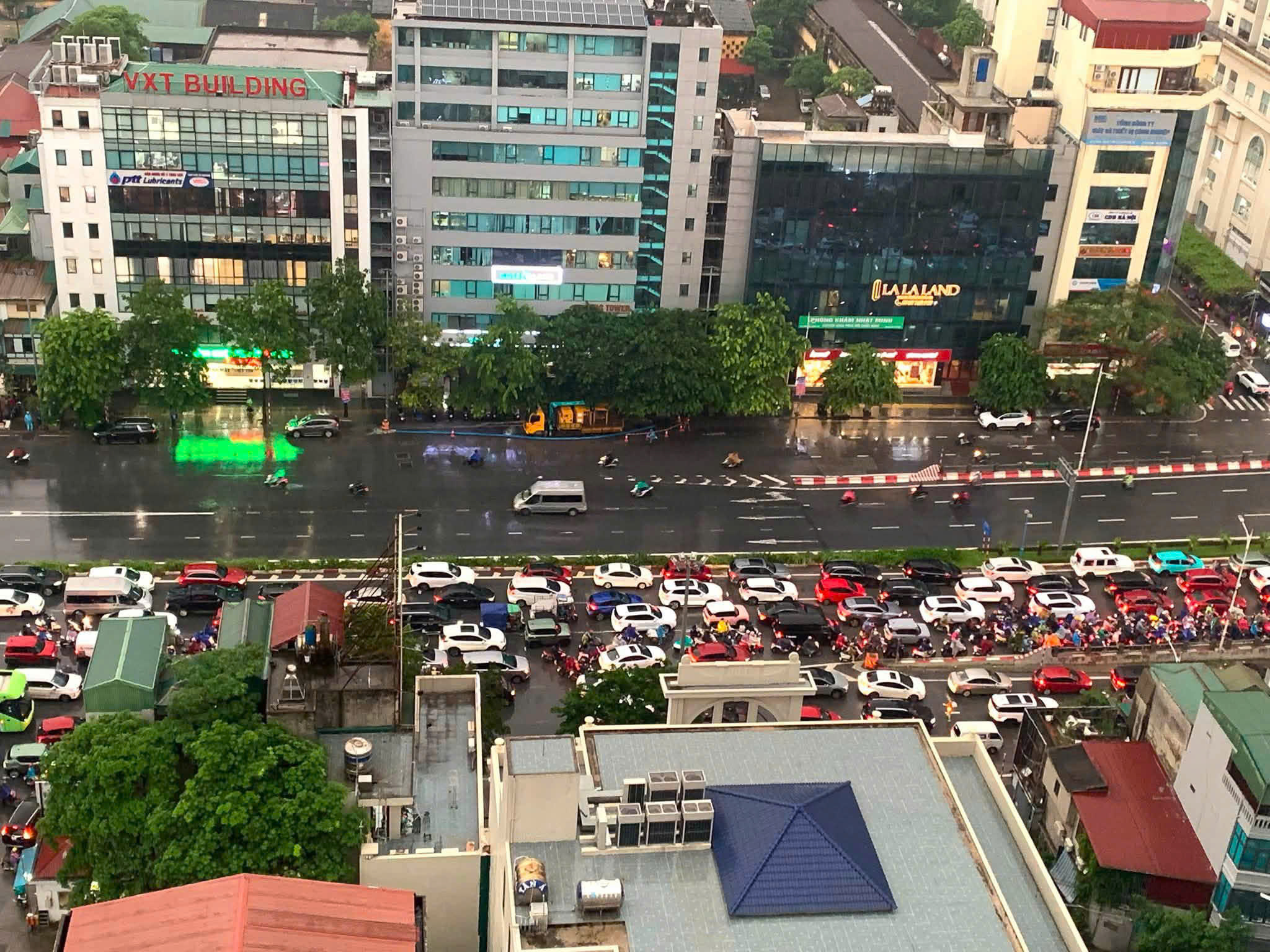 Hà Nội mưa lớn giờ tan tầm , khu vực trước Aeon Mall Long Biên ngập sâu - Ảnh 5.