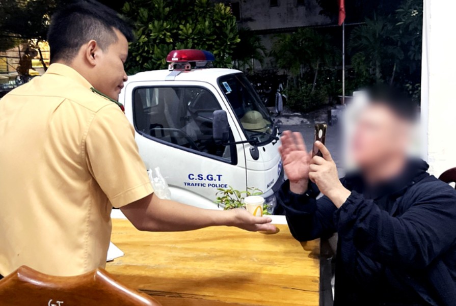  'Siết' chặt tình trạng người nước ngoài vi phạm giao thông - Ảnh 1.