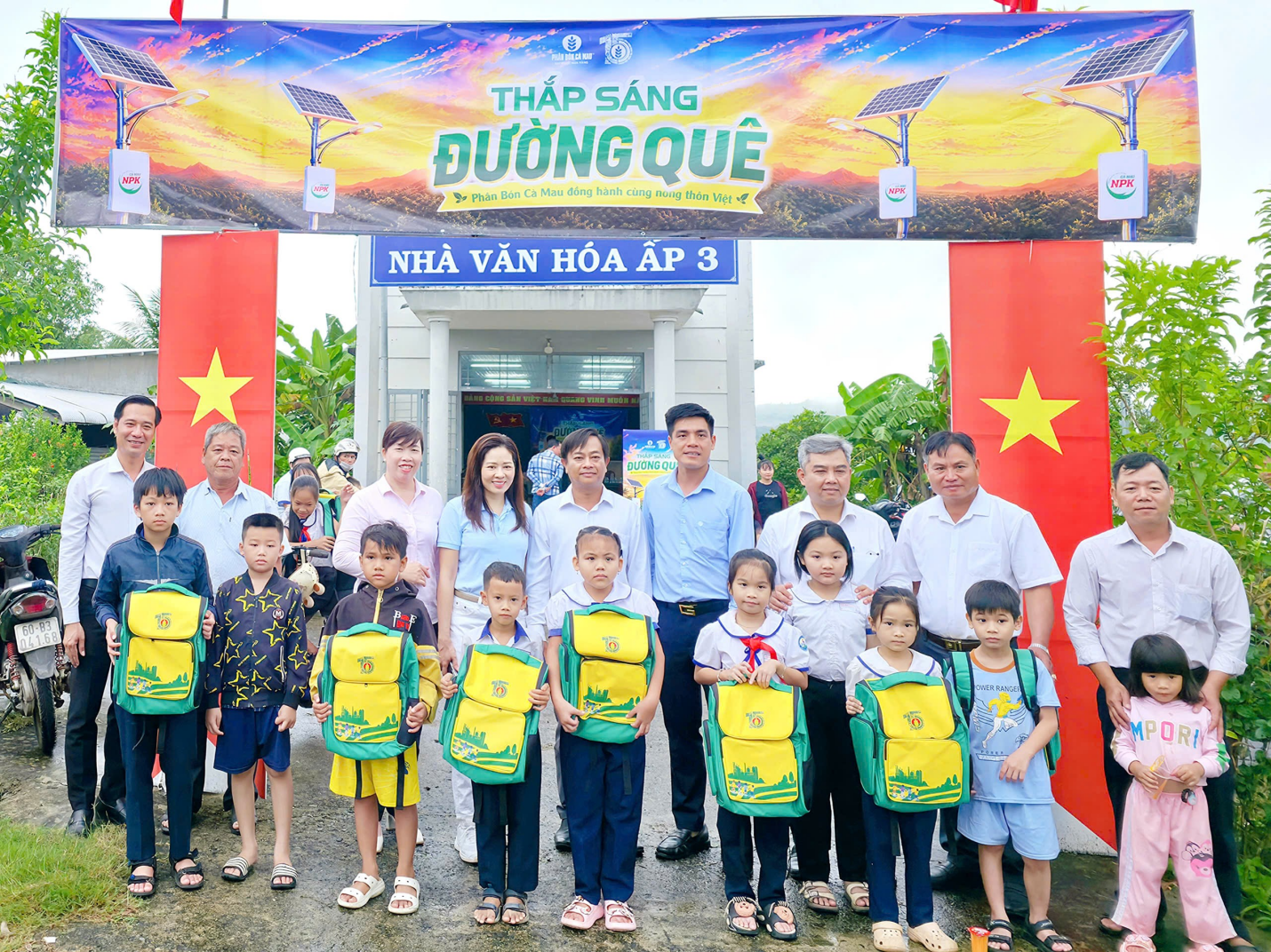 Phân bón Cà Mau khoác ‘áo mới’ cho những con đường quê - Ảnh 9.