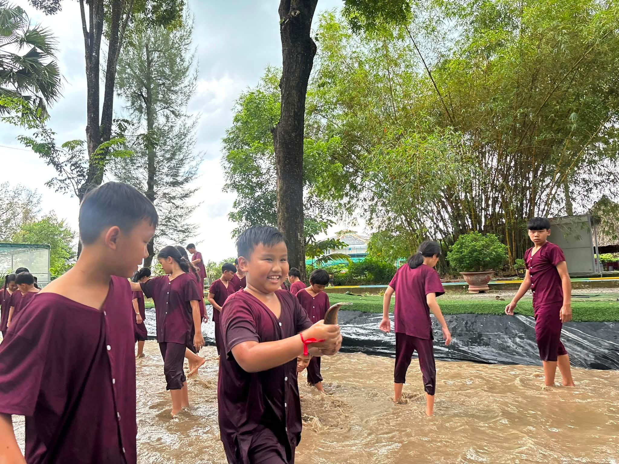 Con công nhân xóm trọ vui hè cùng đội hình 'Gia sư áo xanh', thiếu nhi khu dân cư trải nghiệm 'Một ngày làm nông dân' - Ảnh 4.