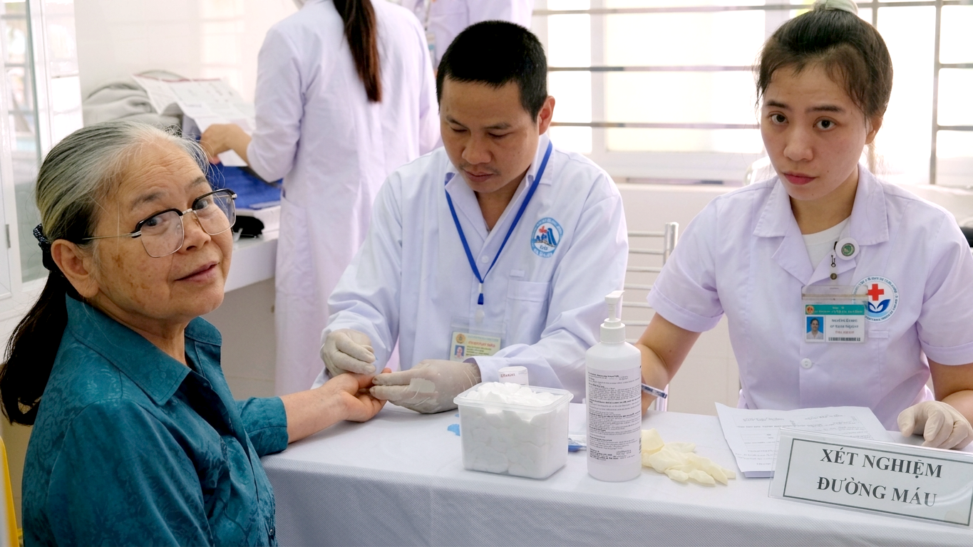 Bác sĩ có trình độ tiến sĩ về làm việc ở trạm y tế sẽ được hỗ trợ 500 triệu đồng - Ảnh 1.