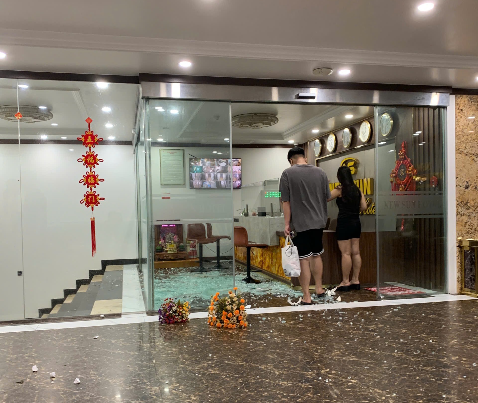 Bão số 1 vào Móng Cái, gió giật cấp 13, trời mưa trắng xóa - Ảnh 1.