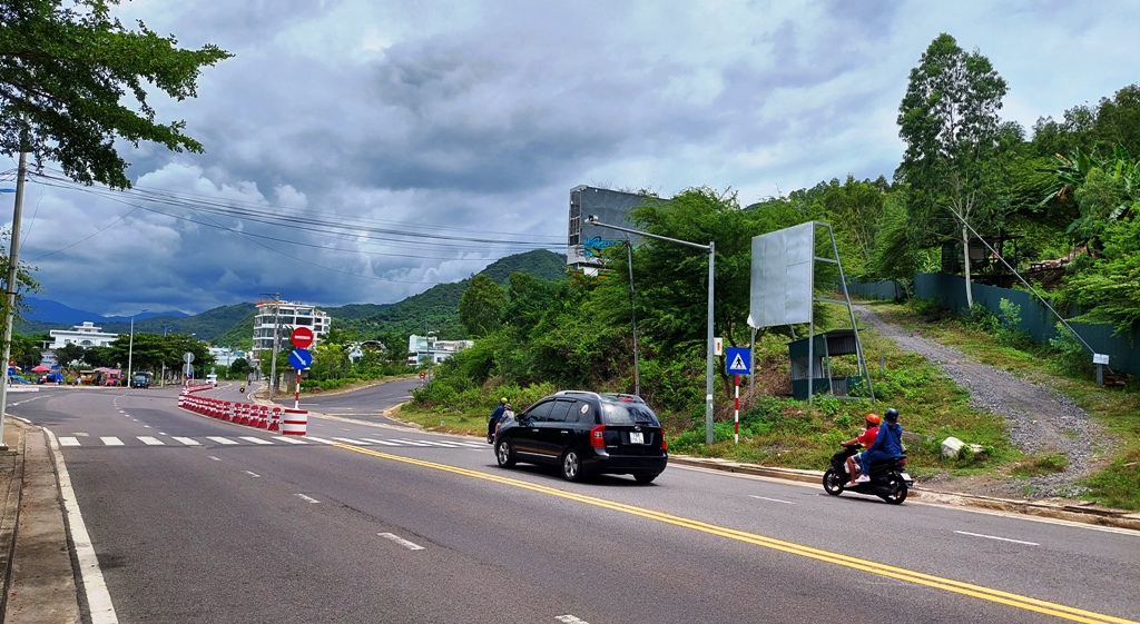 Cảnh báo về nhiều nguy hiểm ở núi Cô Tiên, phường Bắc Nha Trang - Ảnh 2.