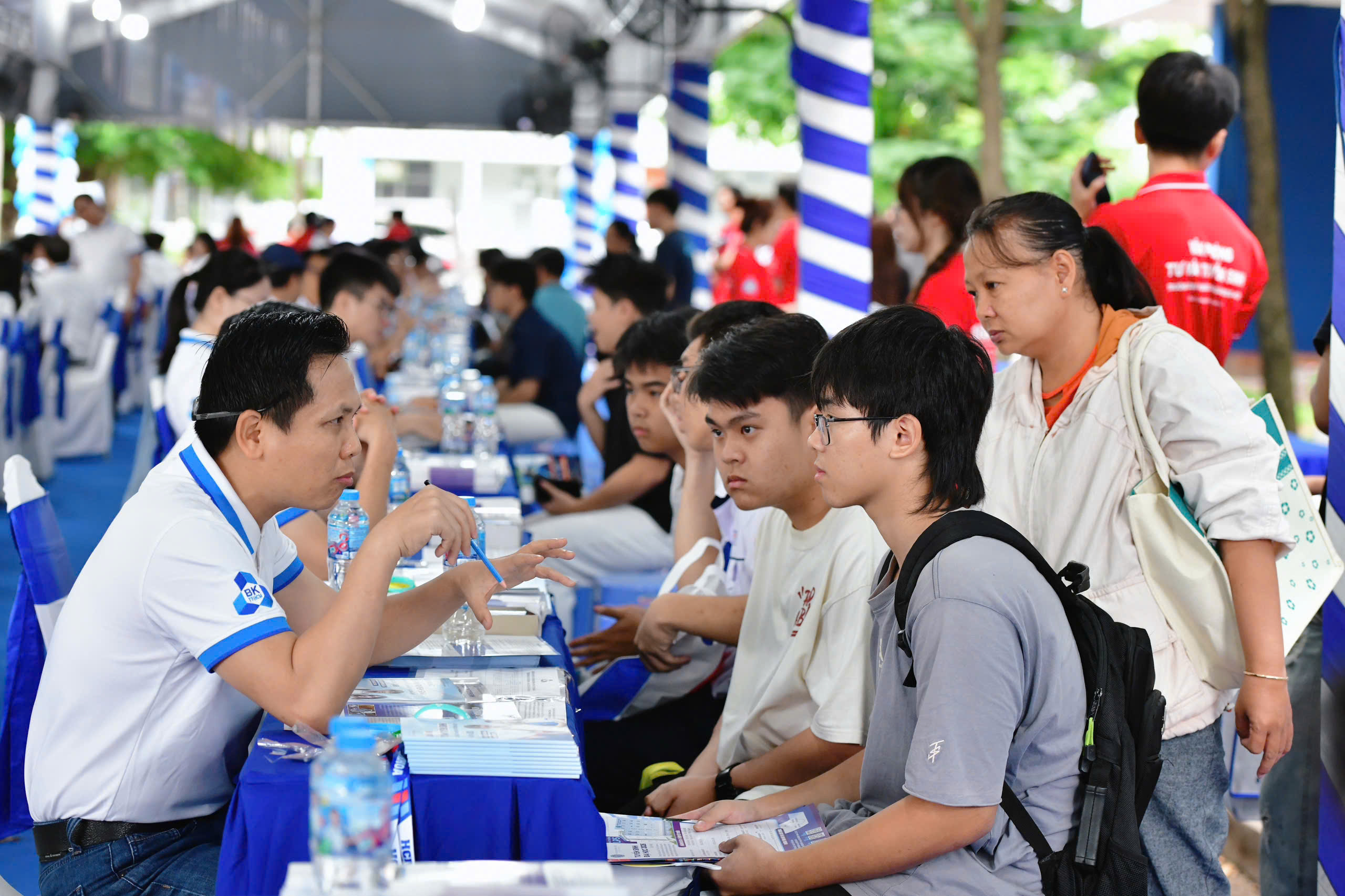 Sáng nay, Ngày hội lựa chọn nguyện vọng xét tuyển 2026 tại Hà Nội và TP.HCM - Ảnh 2.