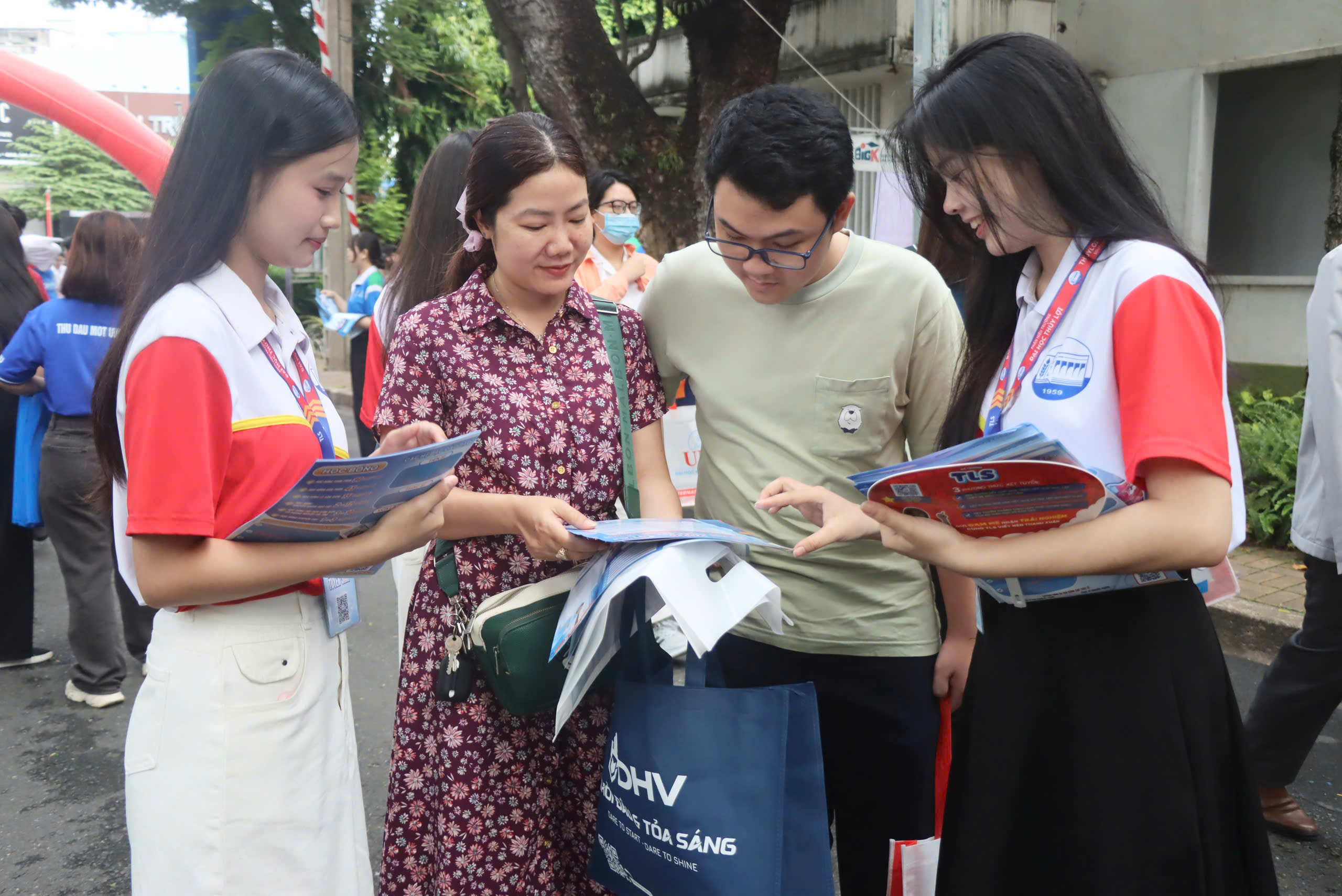 Sáng nay, Ngày hội lựa chọn nguyện vọng xét tuyển 2026 tại Hà Nội và TP.HCM - Ảnh 11.