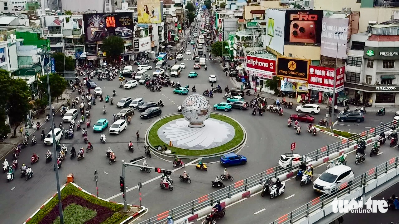 Biểu tượng chim Lạc nổi bật giữa vòng xoay Lăng Cha Cả - Ảnh 1.